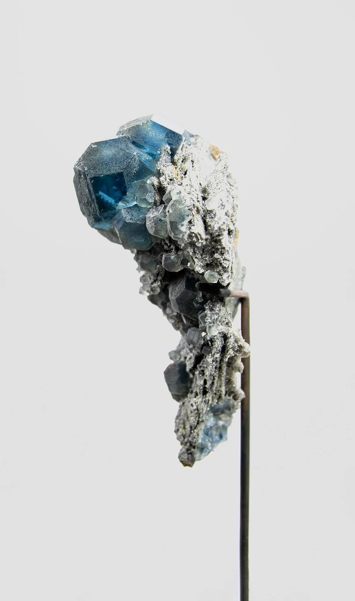 Preistorico Cristallo di fluorite blu in supporto di bronzo in vendita