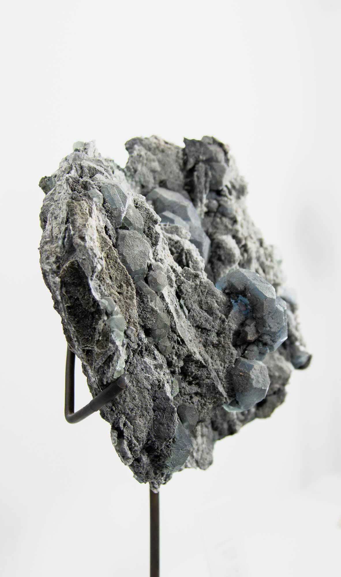 Britannico Cristallo di fluorite blu in supporto di bronzo in vendita