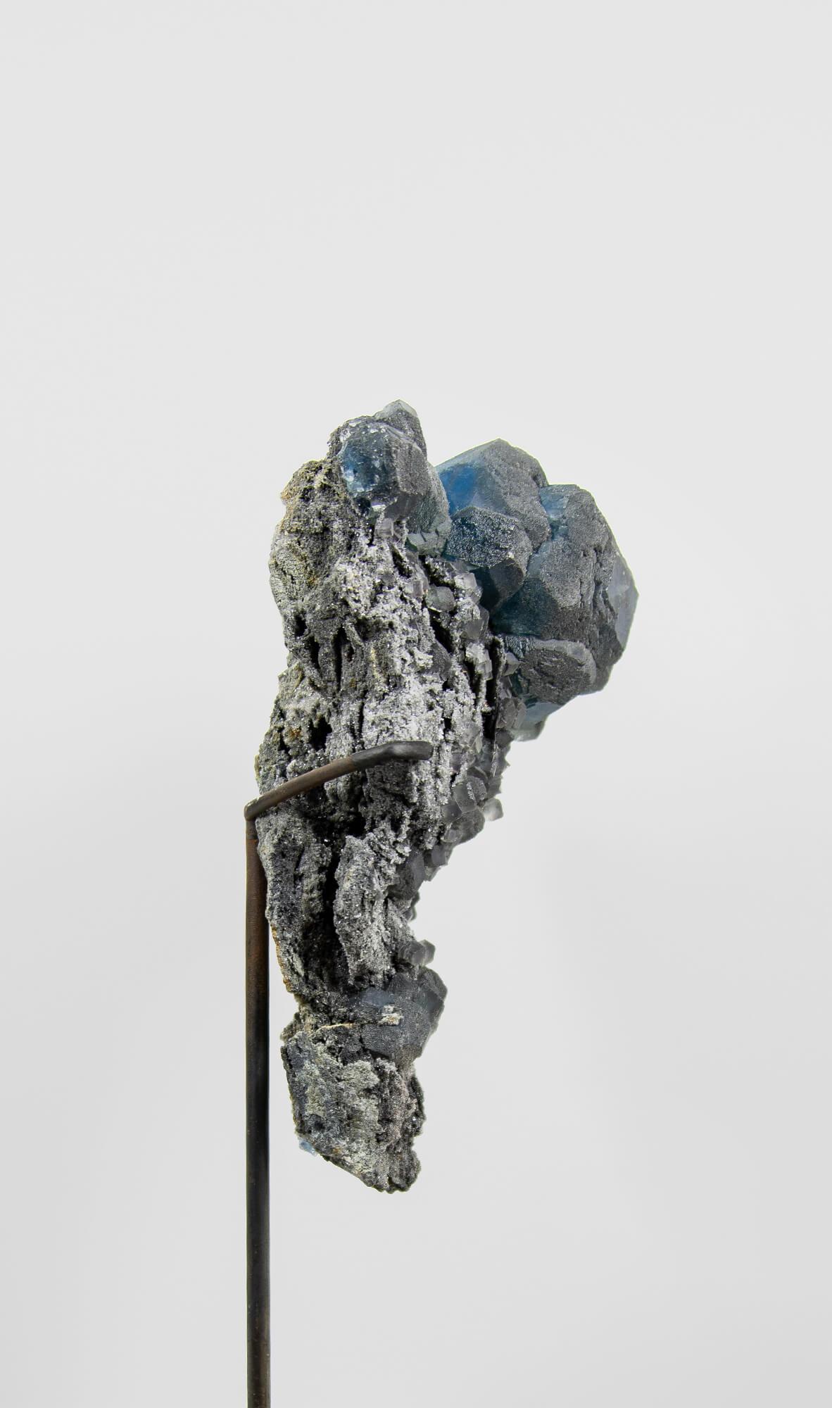 Britannico Cristallo di fluorite blu in supporto di bronzo in vendita
