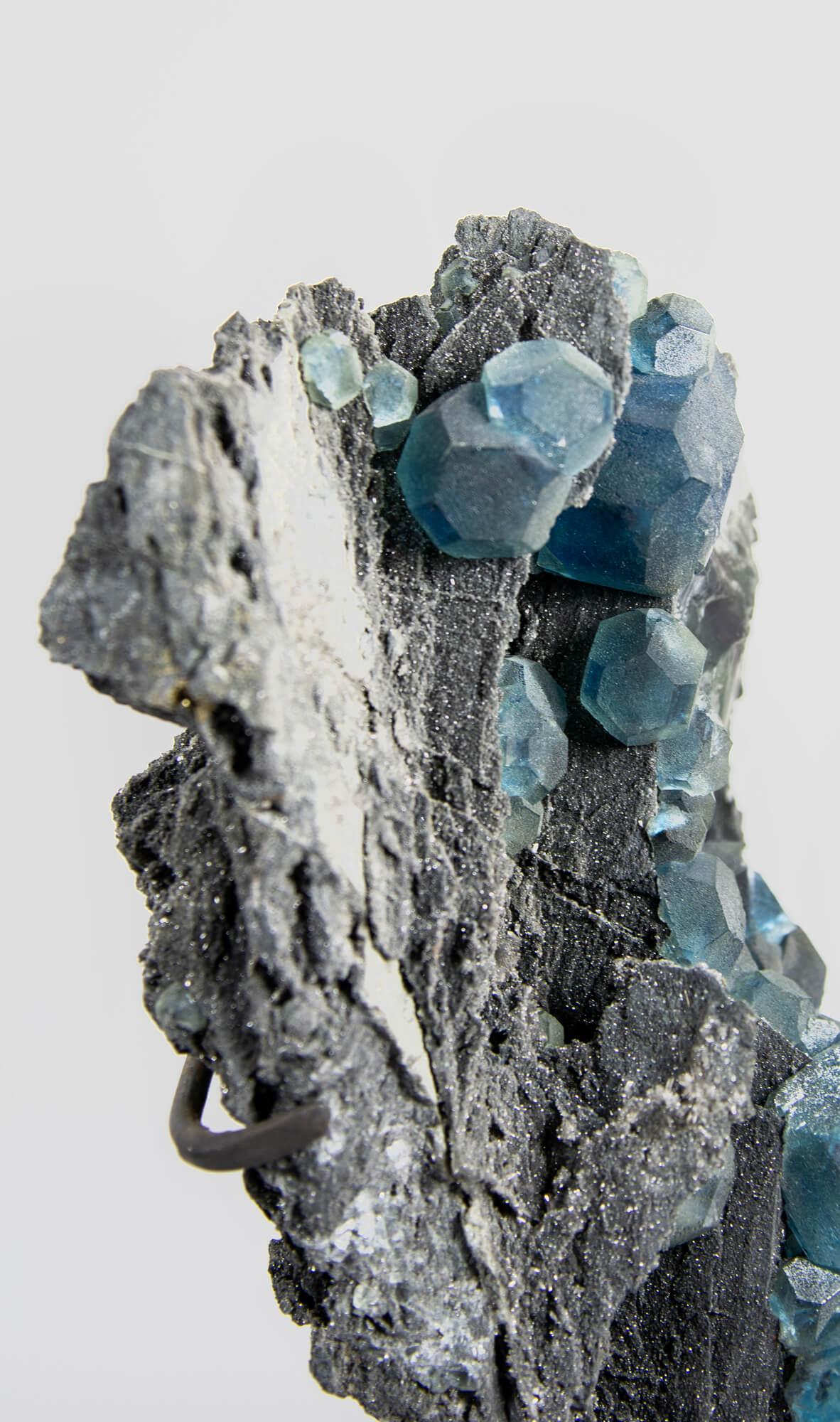 Cristal de Fluorita Azul en Soporte de Bronce en Excelente estado para la venta en Scorton, GB