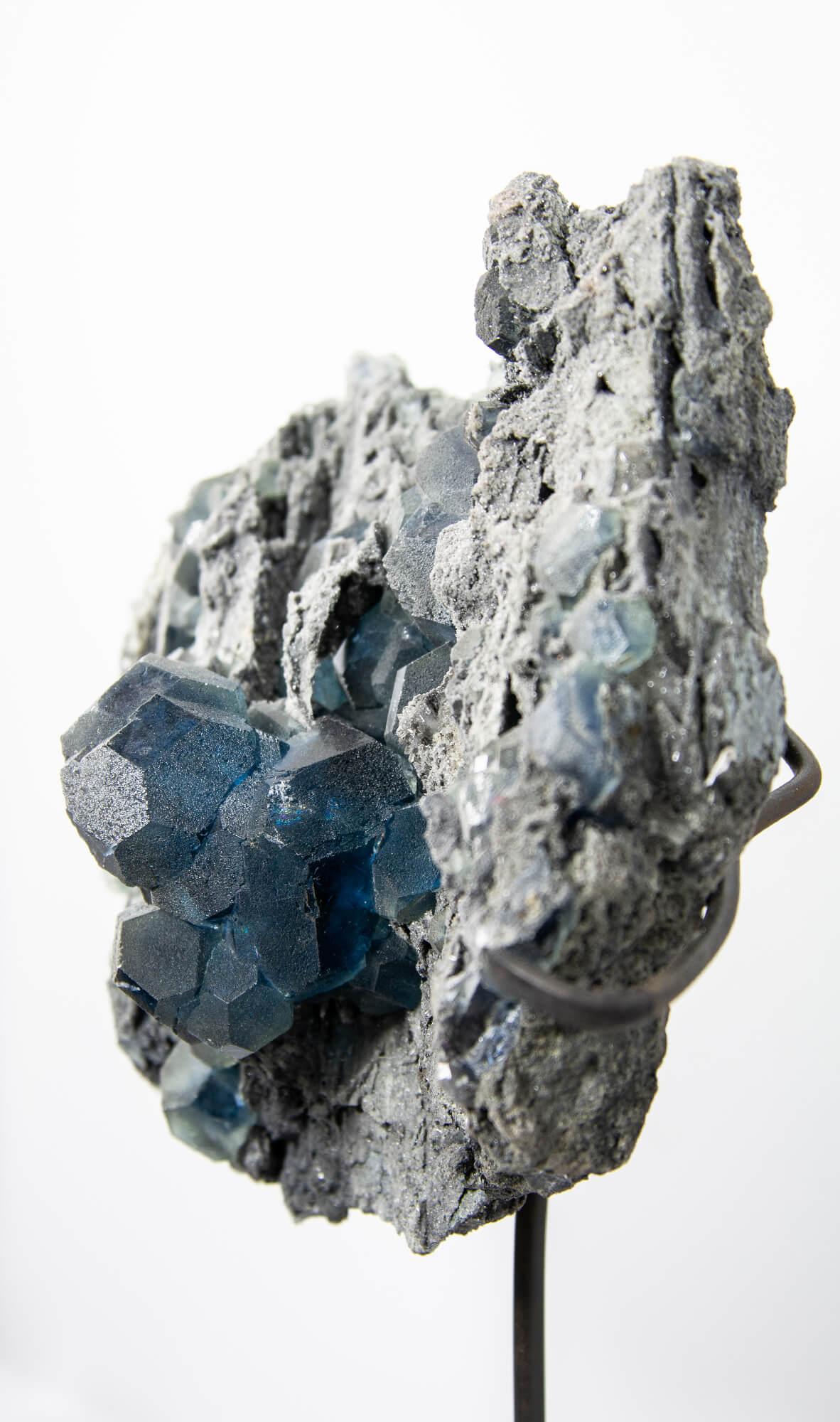 Cristallo di fluorite blu in supporto di bronzo In condizioni ottime in vendita a Scorton, GB