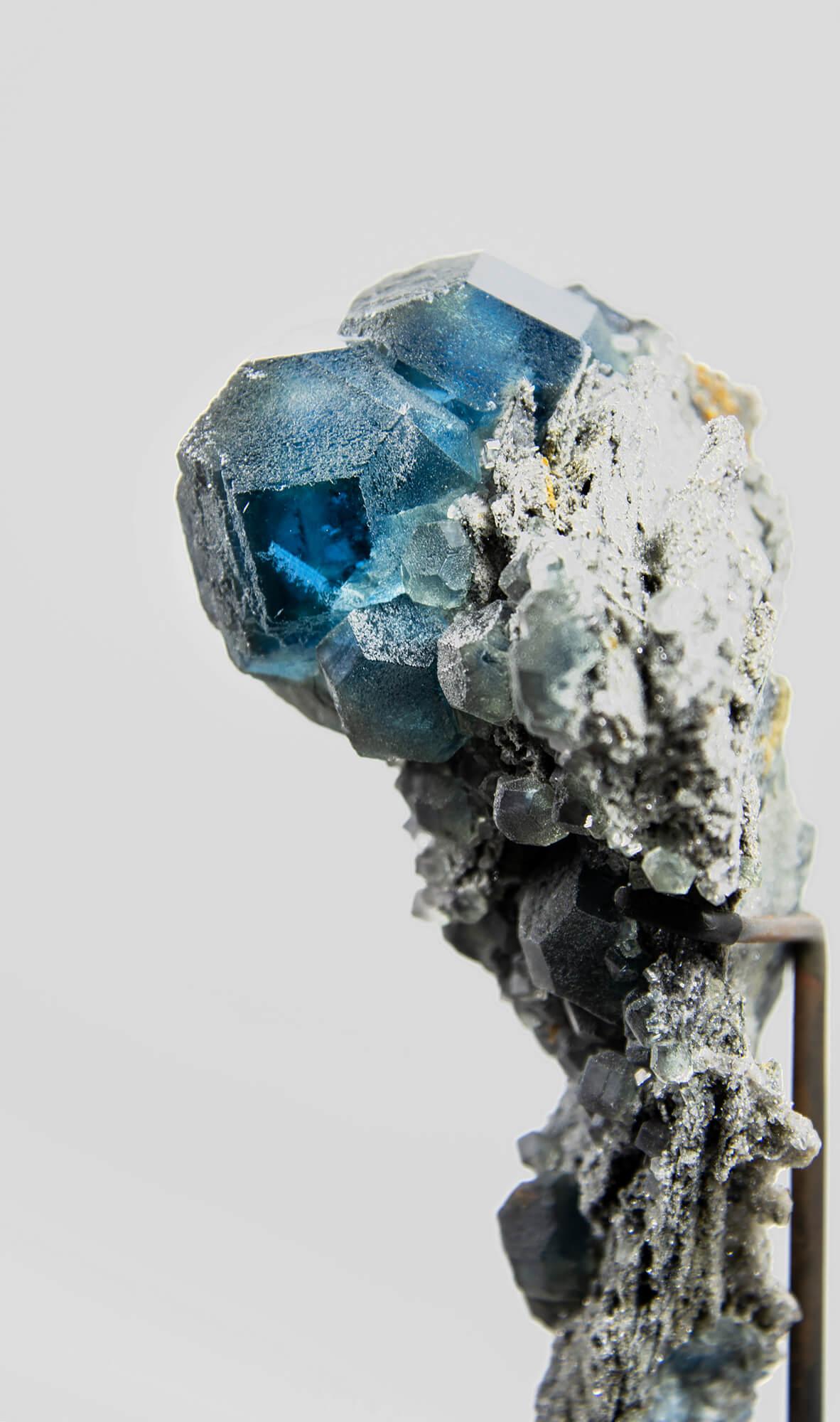 Cristallo di fluorite blu in supporto di bronzo In condizioni ottime in vendita a Scorton, GB