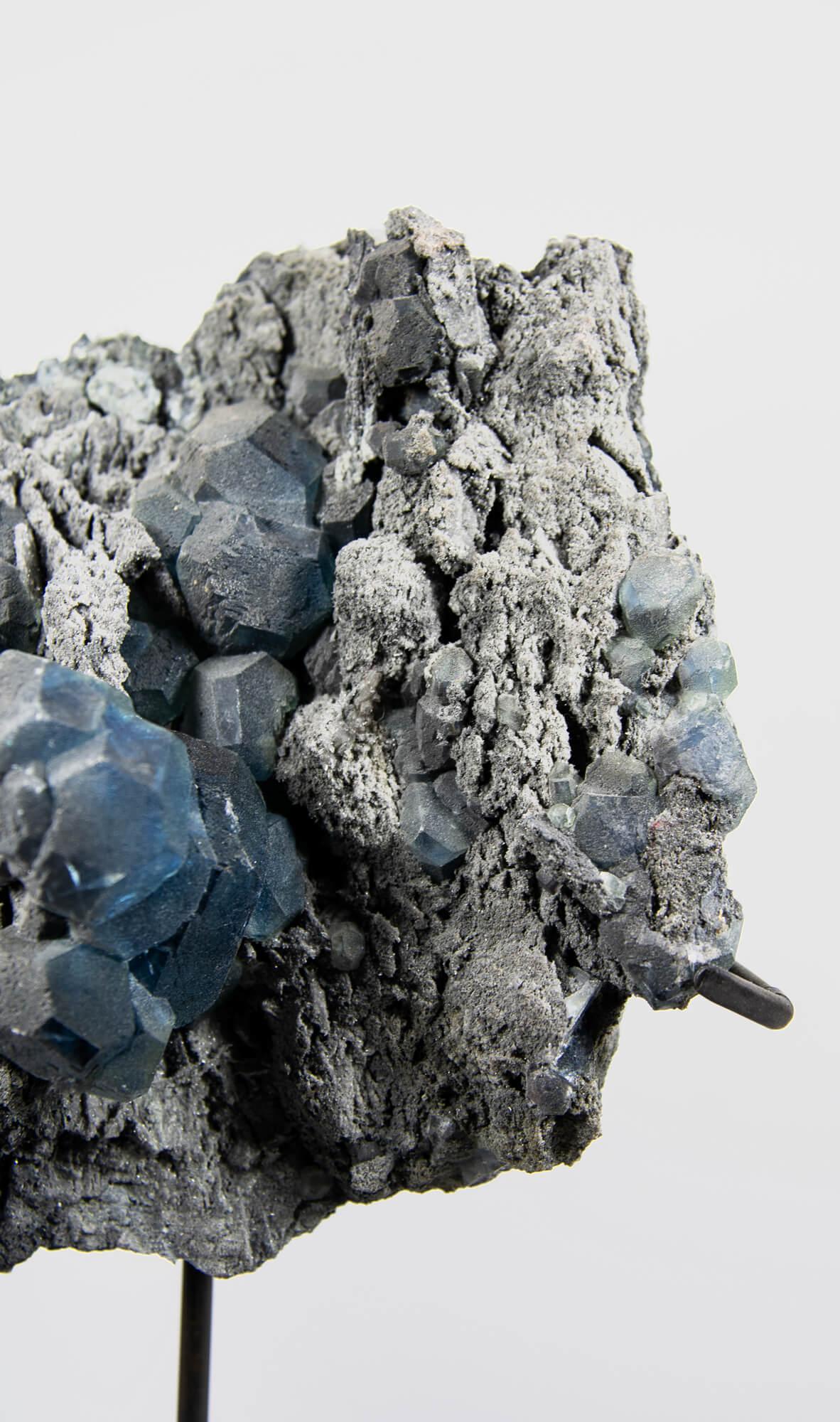 Fino al XVIII secolo Cristallo di fluorite blu in supporto di bronzo in vendita