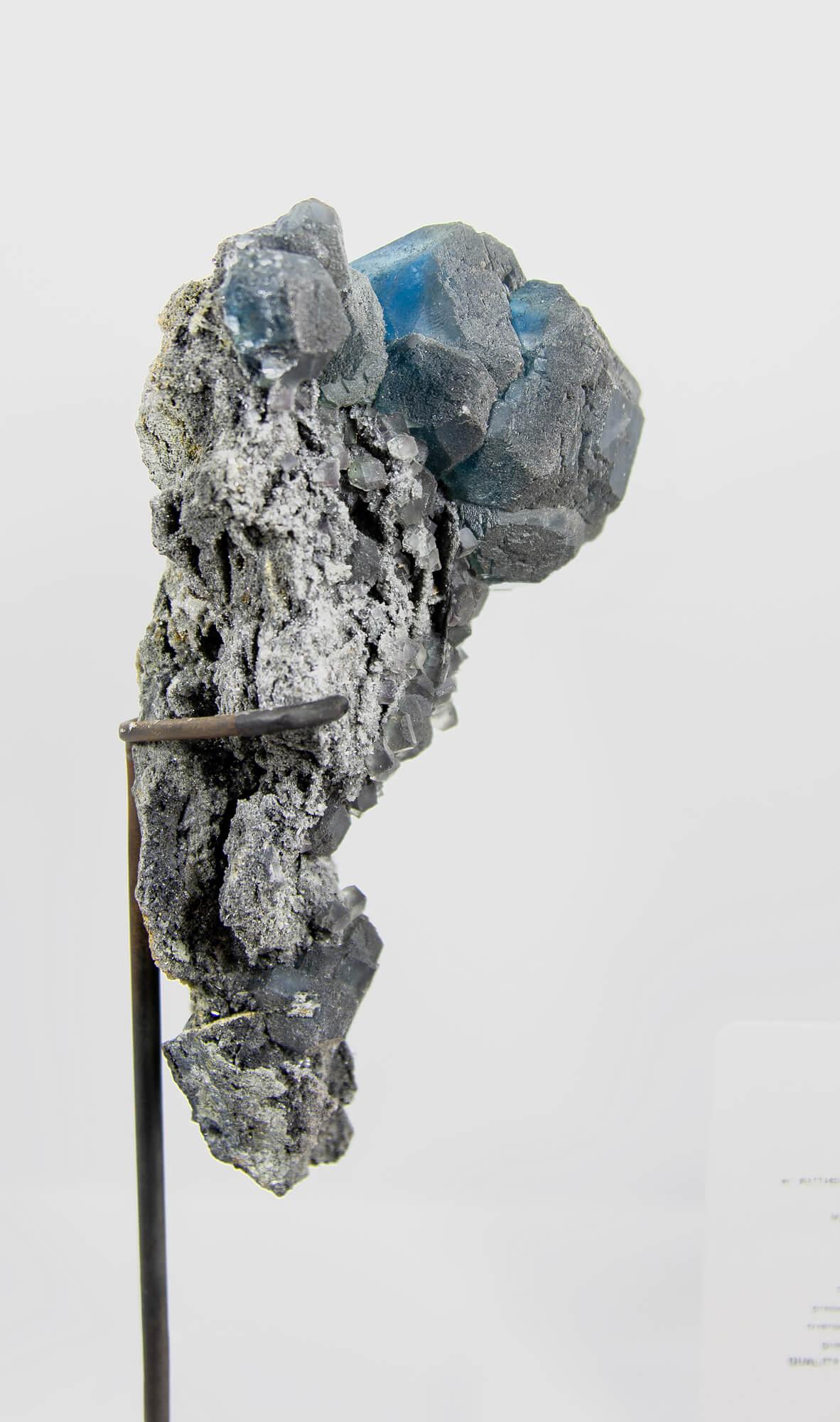 Fino al XVIII secolo Cristallo di fluorite blu in supporto di bronzo in vendita