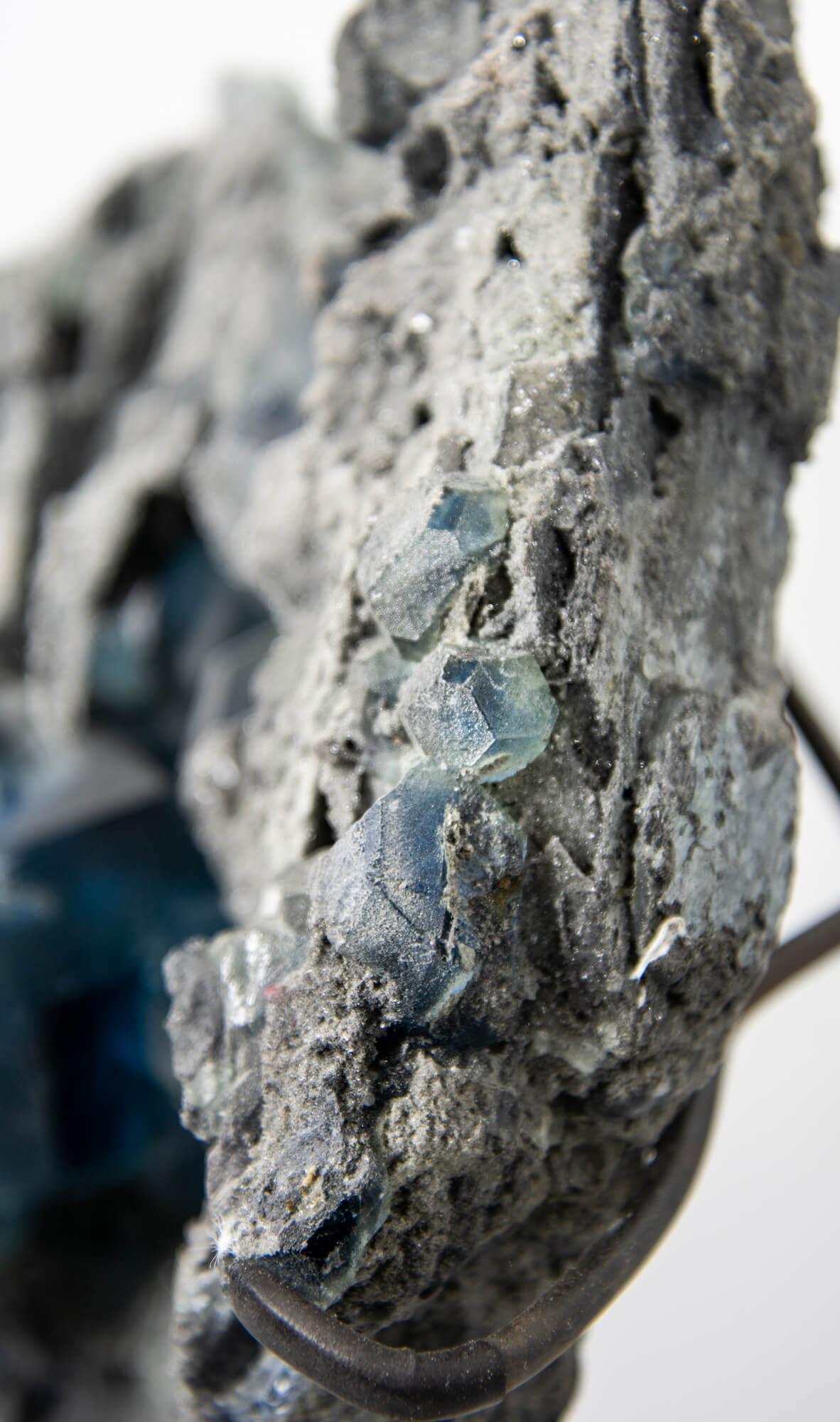 Cristallo di rocca Cristallo di fluorite blu in supporto di bronzo in vendita