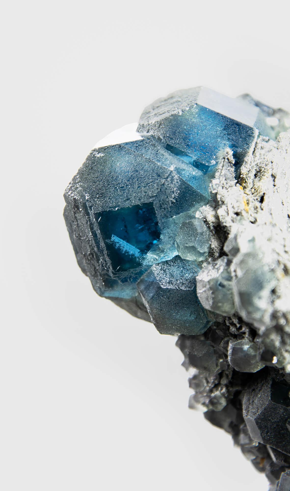 Cristallo di rocca Cristallo di fluorite blu in supporto di bronzo in vendita