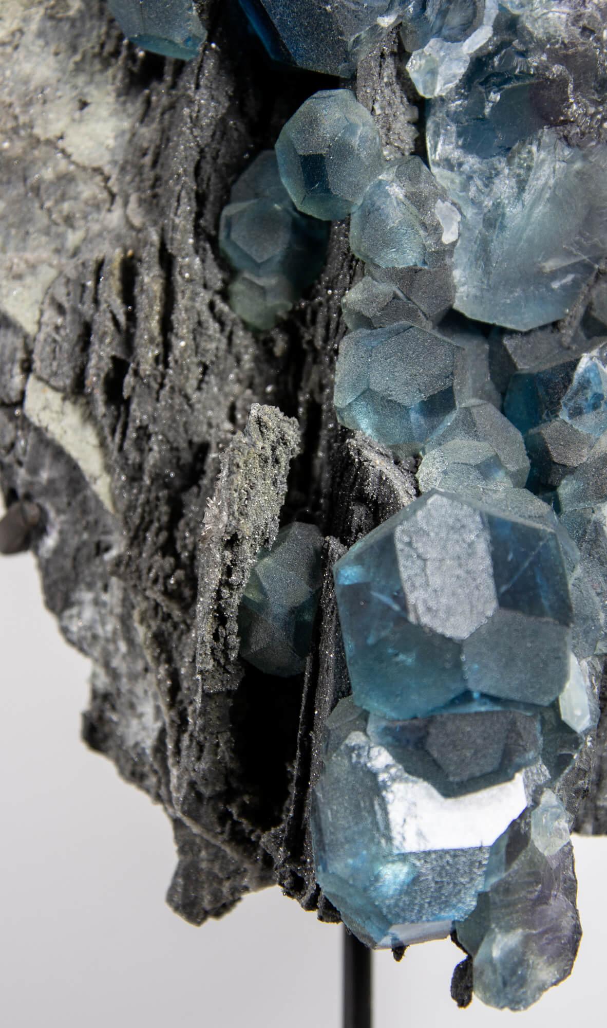 Cristal de Fluorita Azul en Soporte de Bronce en venta 1