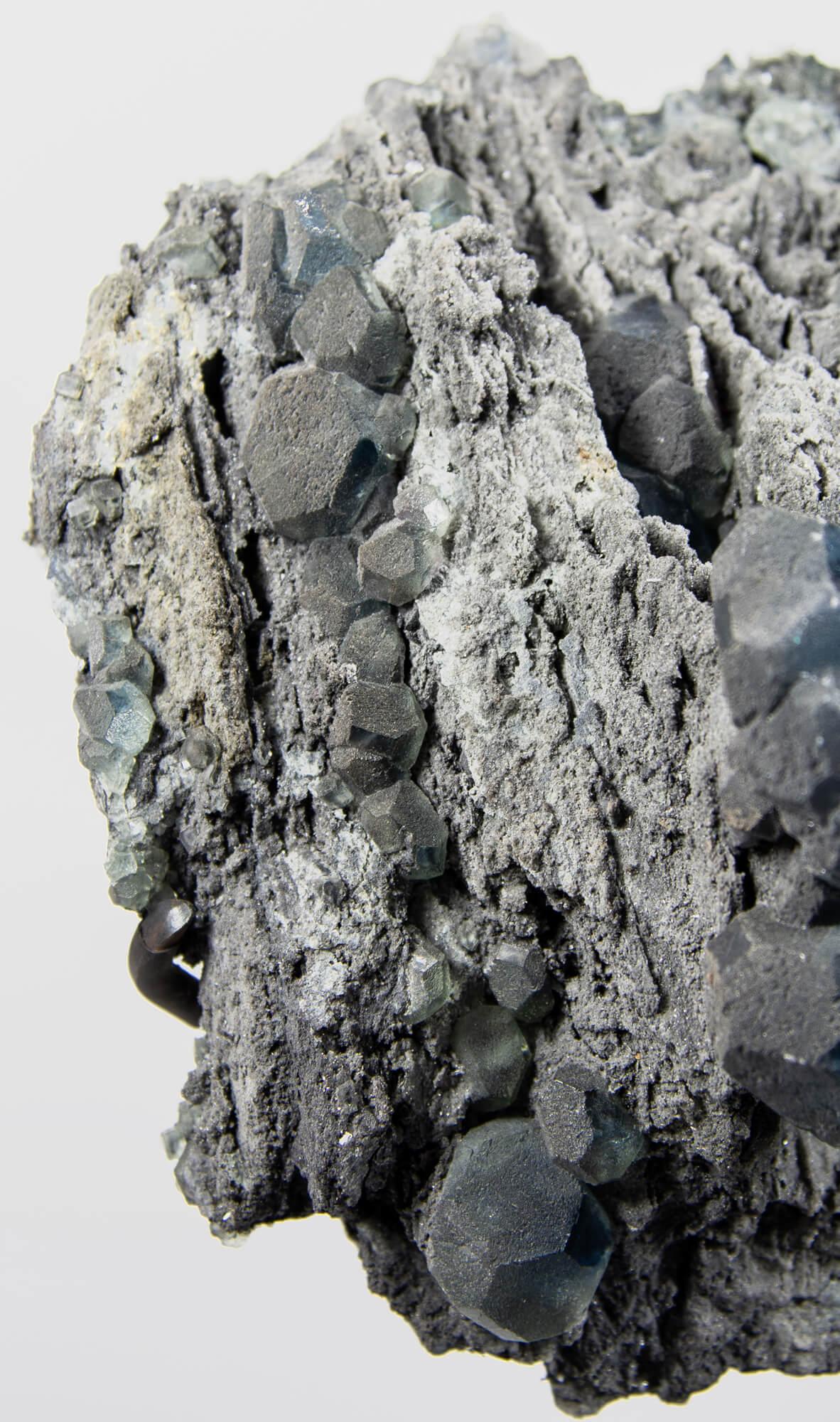 Cristallo di fluorite blu in supporto di bronzo in vendita 1