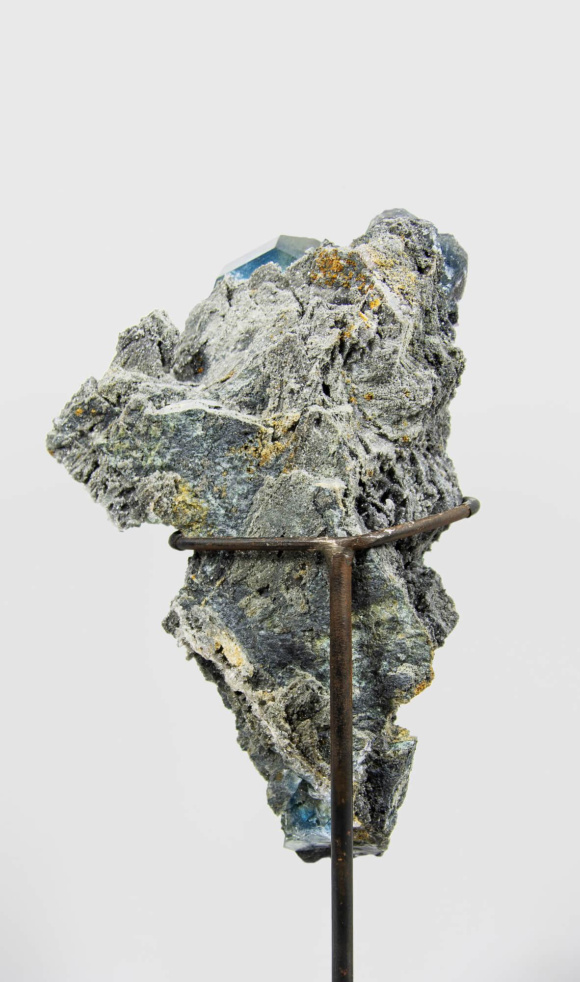 Cristallo di fluorite blu in supporto di bronzo in vendita 1