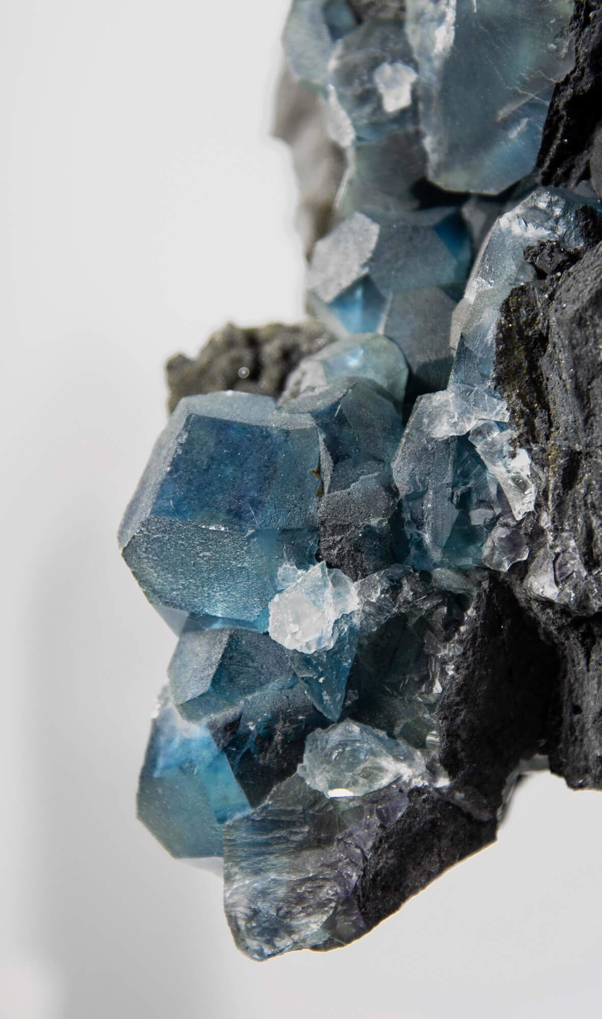 Cristal de Fluorita Azul en Soporte de Bronce en venta 2