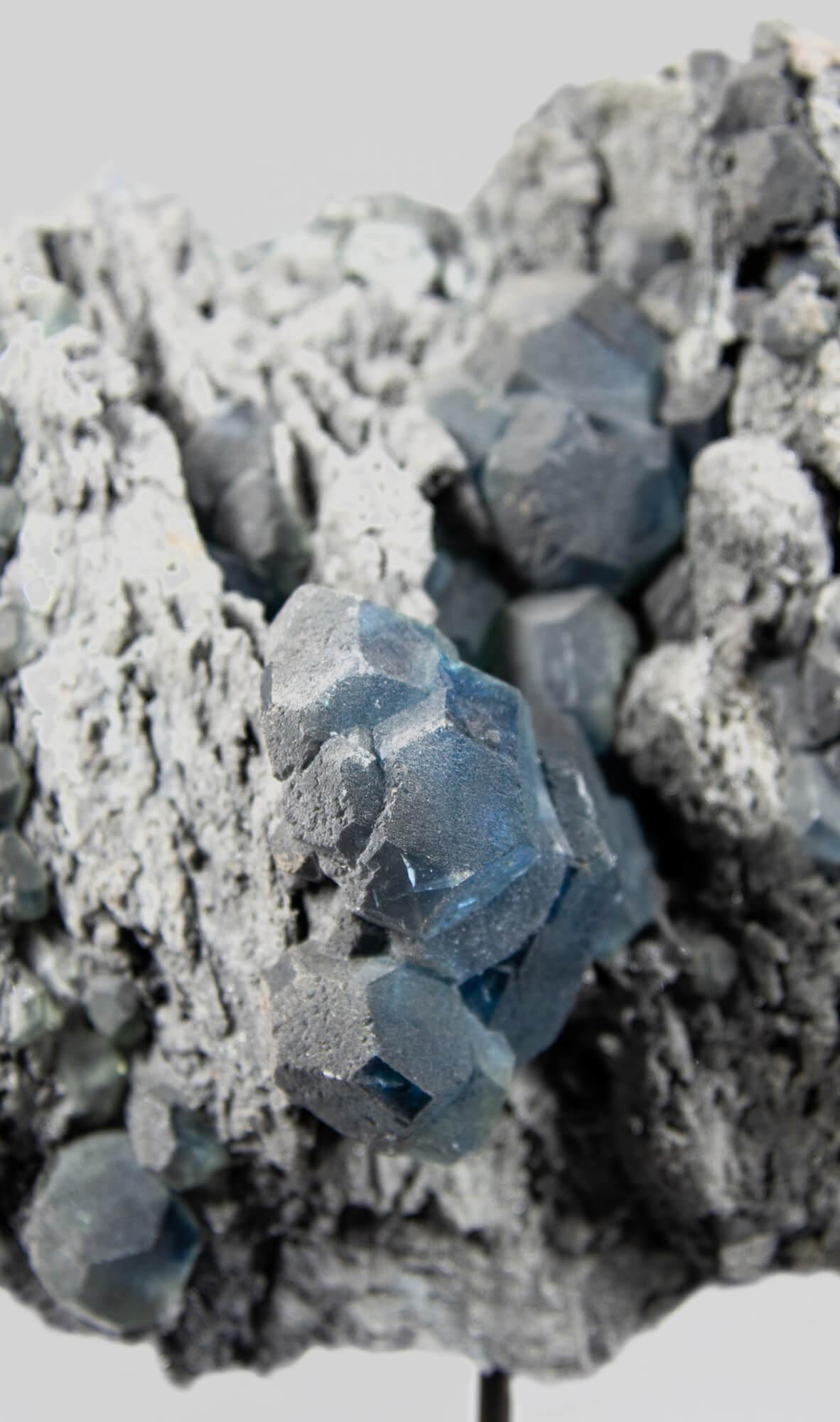 Cristallo di fluorite blu in supporto di bronzo in vendita 2