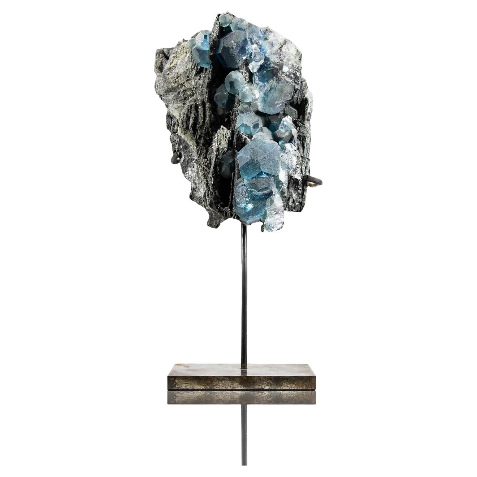 Cristallo di fluorite blu in supporto di bronzo