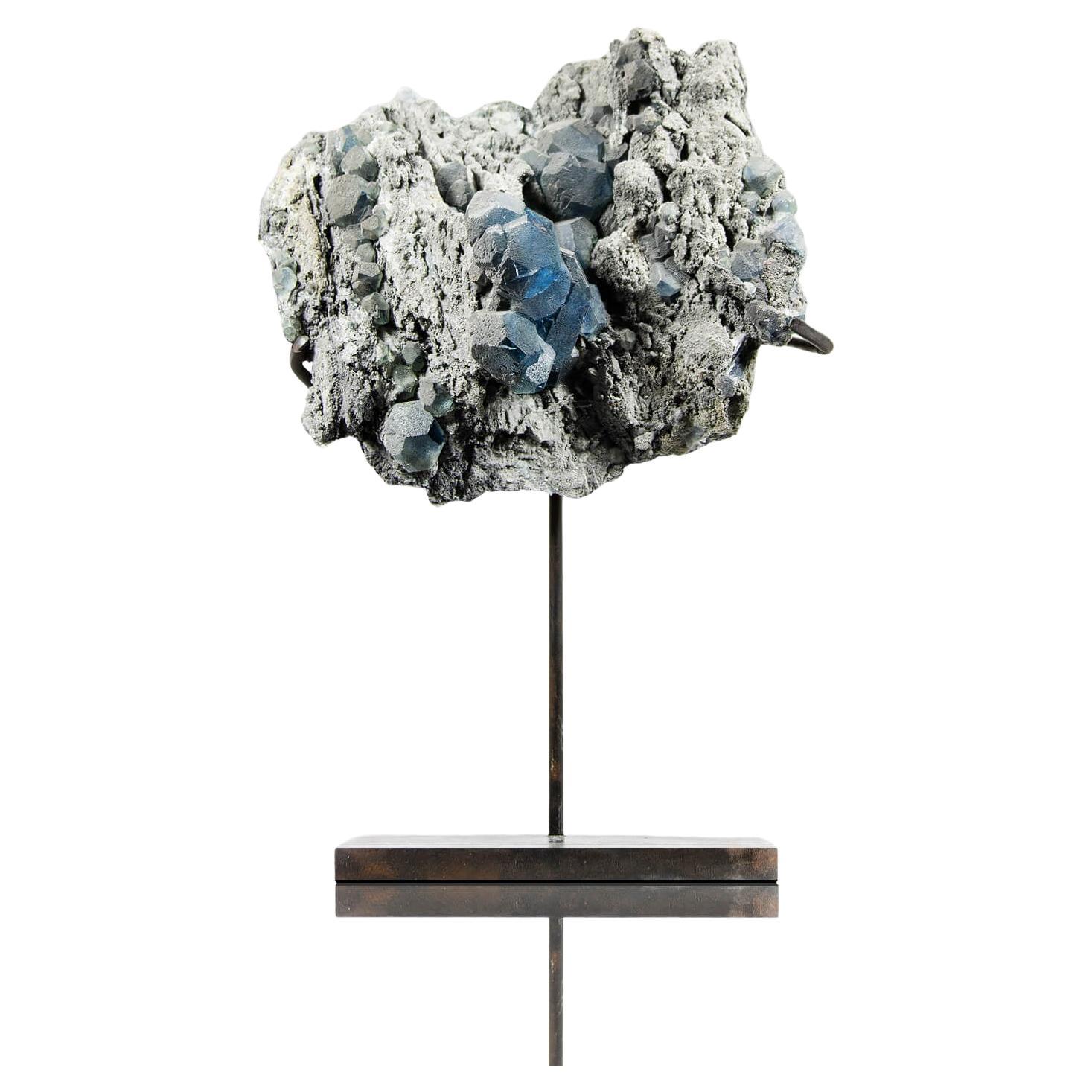 Cristallo di fluorite blu in supporto di bronzo
