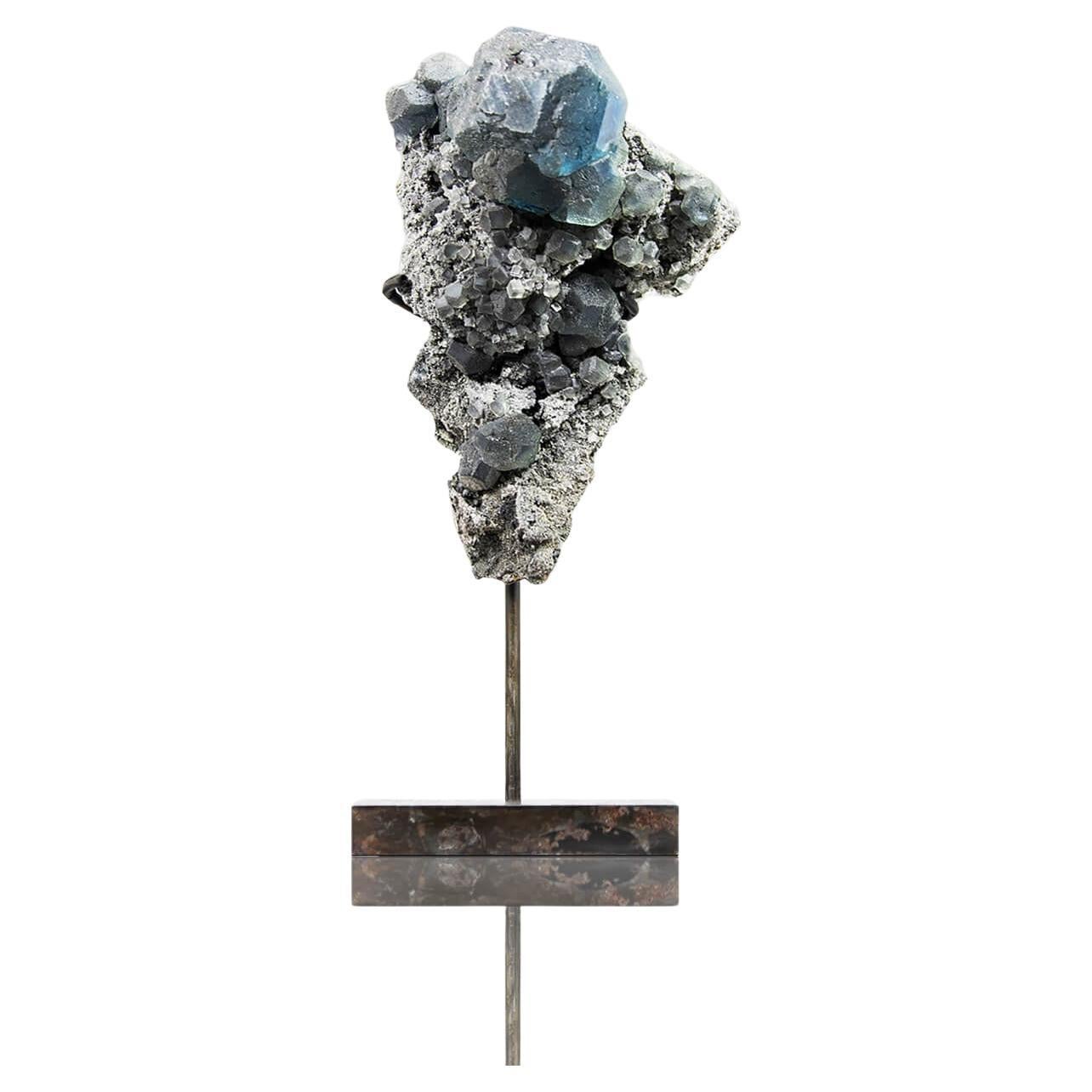 Cristallo di fluorite blu in supporto di bronzo