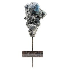 Blauer Fluoritkristall in Bronze Stand