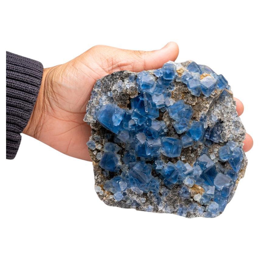 Dalla miniera di Yaogangxian, monti Nanling, provincia di Hunan, Cina.

Grandi cristalli trasparenti di fluorite blu con superfici cristalline vitree e nucleo blu con zonazione fantasma blu. I cristalli mostrano facce dodecaedriche modificate non