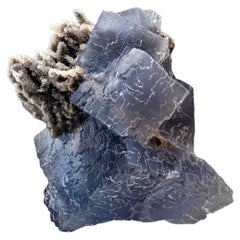 Fluorita azul con cristal de drusa de la provincia de Hunan, China