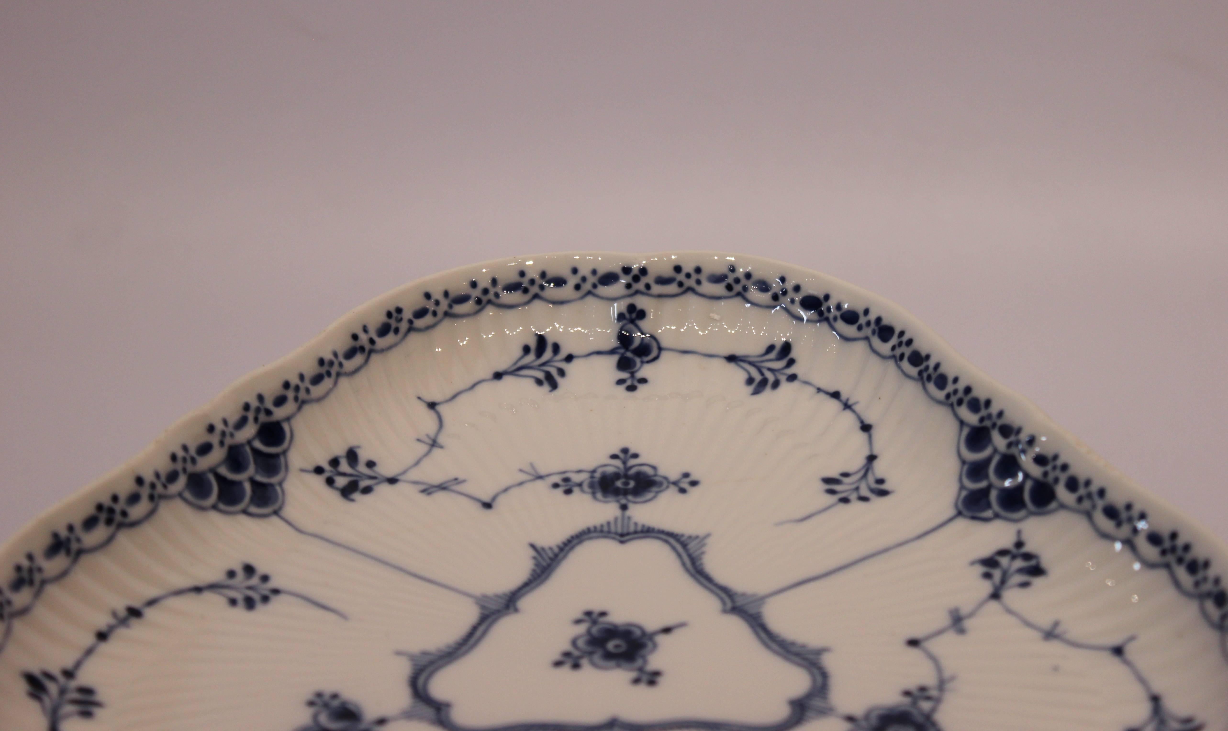 Blue Fluted Half Lace Centrepiece, No 516 by Royal Copenhagen In Good Condition In Lejre, DK