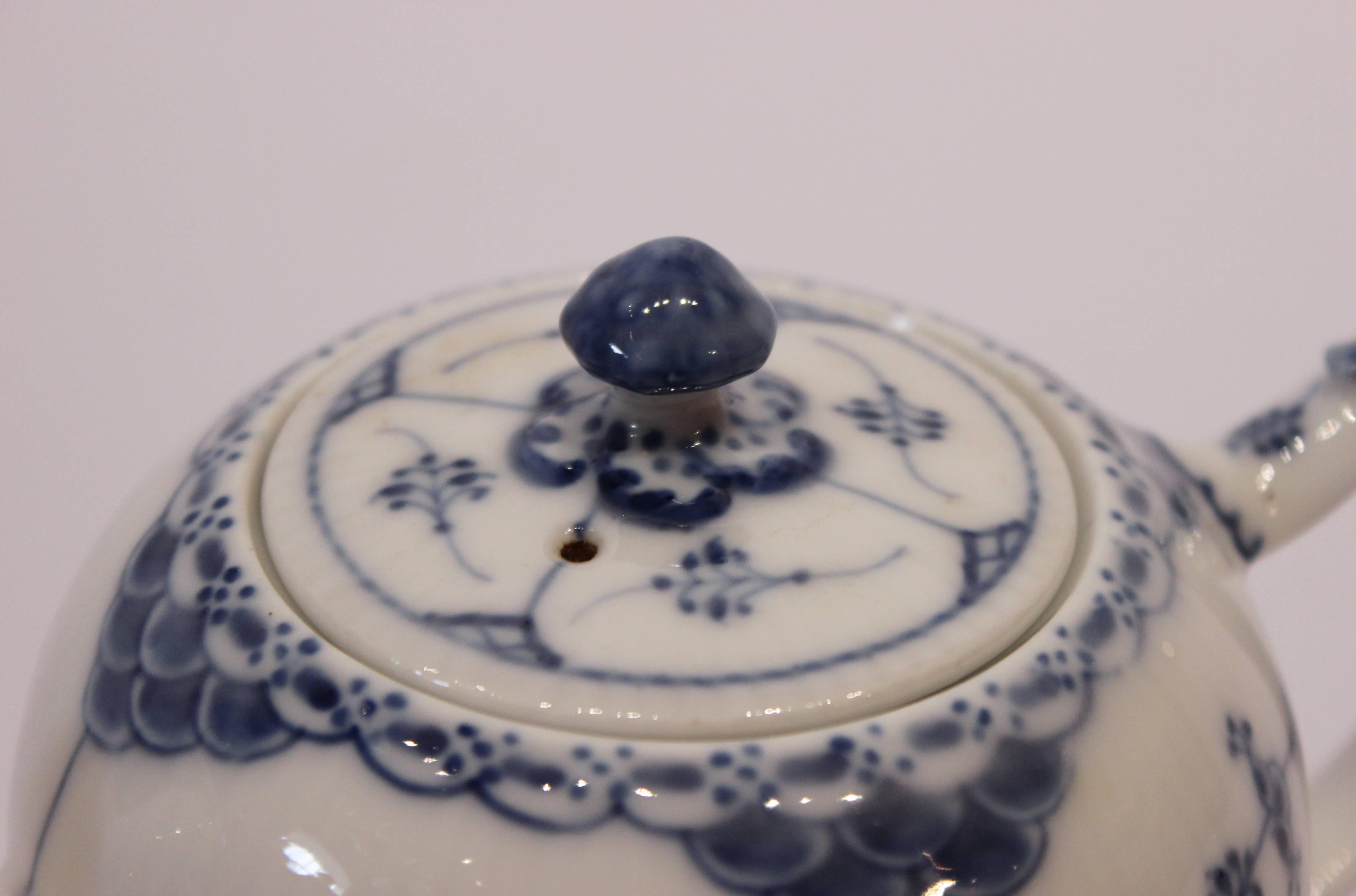 Blue fluted half lace teapot, no.: 609 by Royal Copenhagen. The pot is in great vintage condition.