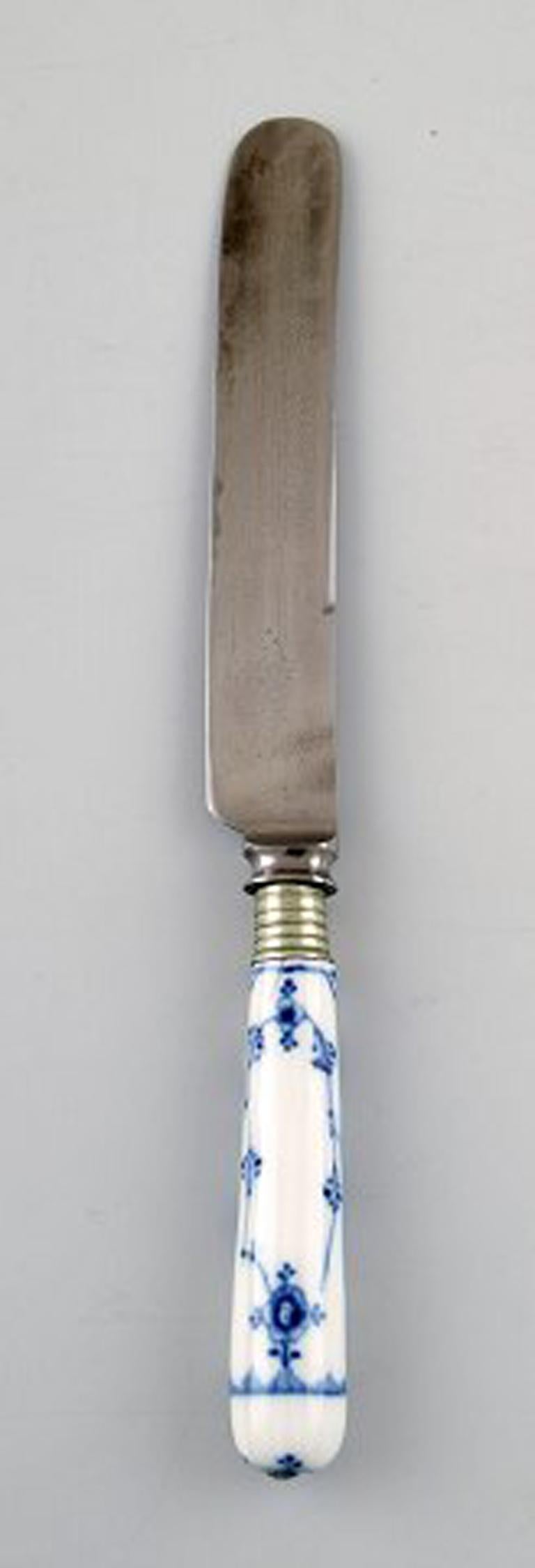 Blue fluted plain, 3 dinner knives and two lunch knives from Royal Copenhagen / Raadvad.
Early 1900s.
Measures 25.5 cm. (longest)
In good condition, all with minor hairline cracks.
