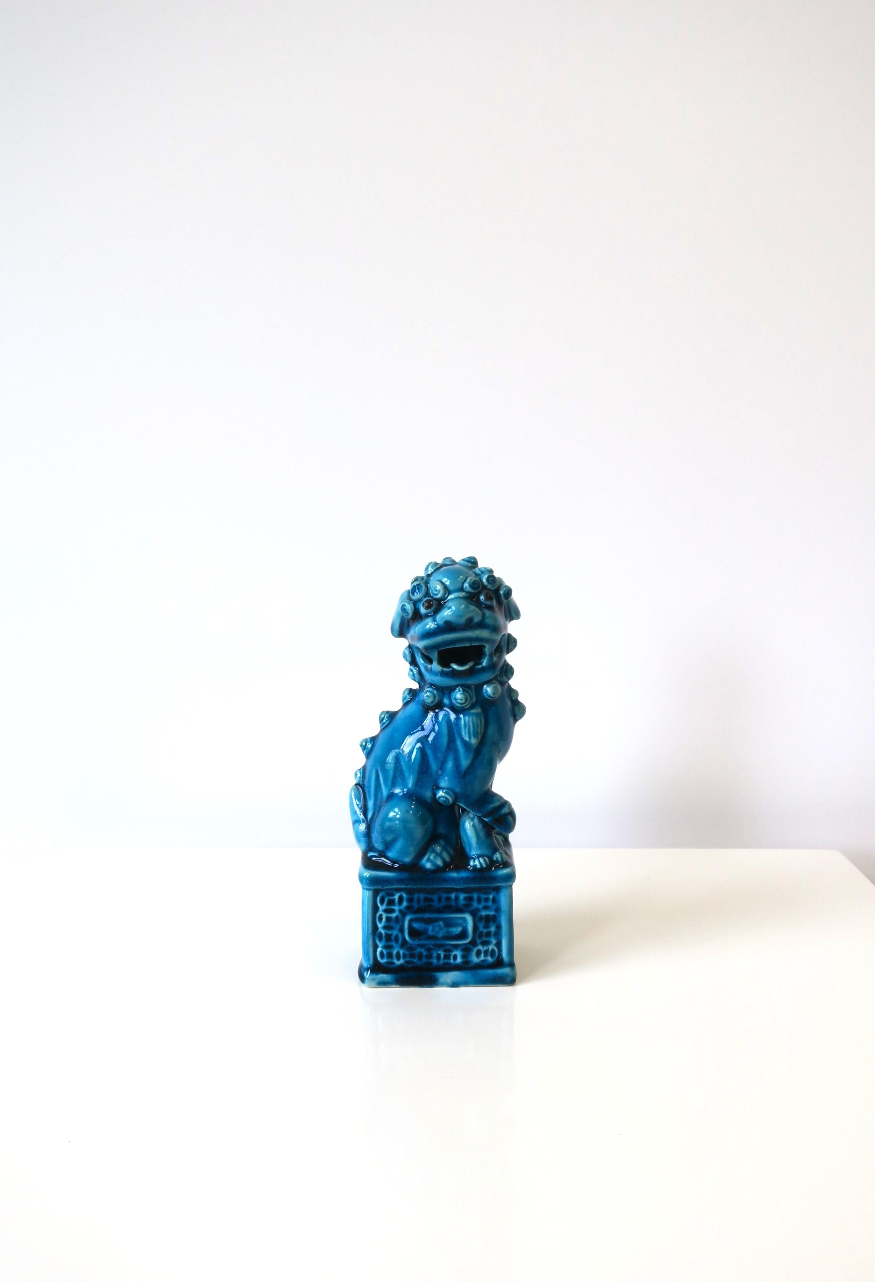 A single Lion Foo dog ceramic decorative object, circa mid-20th century, 1960s, China. This Lion Foo Dog is a deep striking turquoise blue and makes a great decorative object for a desk, shelf, library, cocktail table, etc. 

Dimensions: 6.38