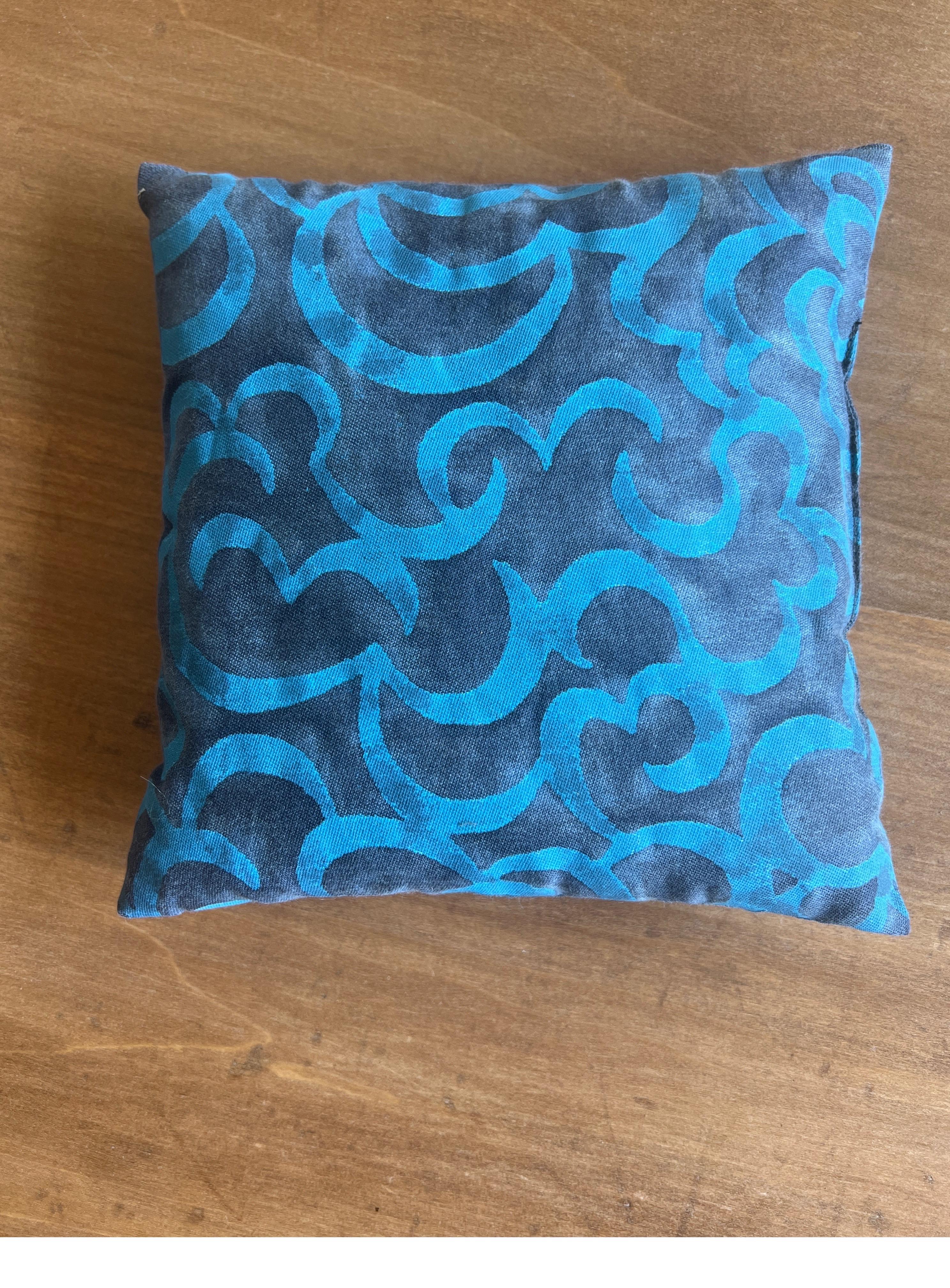 Sachet de lavande personnalisé réalisé avec un textile imprimé de couleur bleue de Fortuny.