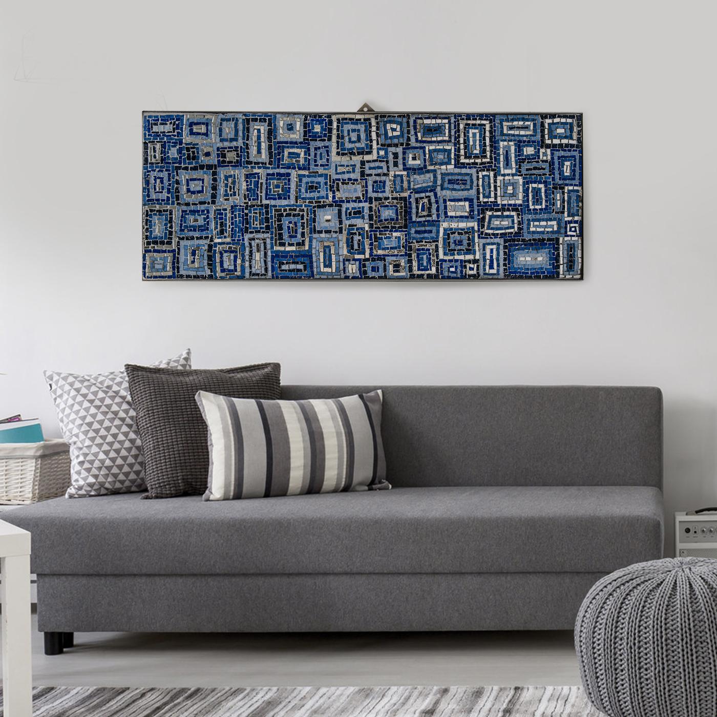 Ce panneau décoratif exquis est une œuvre d'art unique en son genre. Réalisé sur une base alvéolaire en acier inoxydable, cette pièce rectangulaire est équipée pour être accrochée sur n'importe quel mur de la maison, où elle respire la