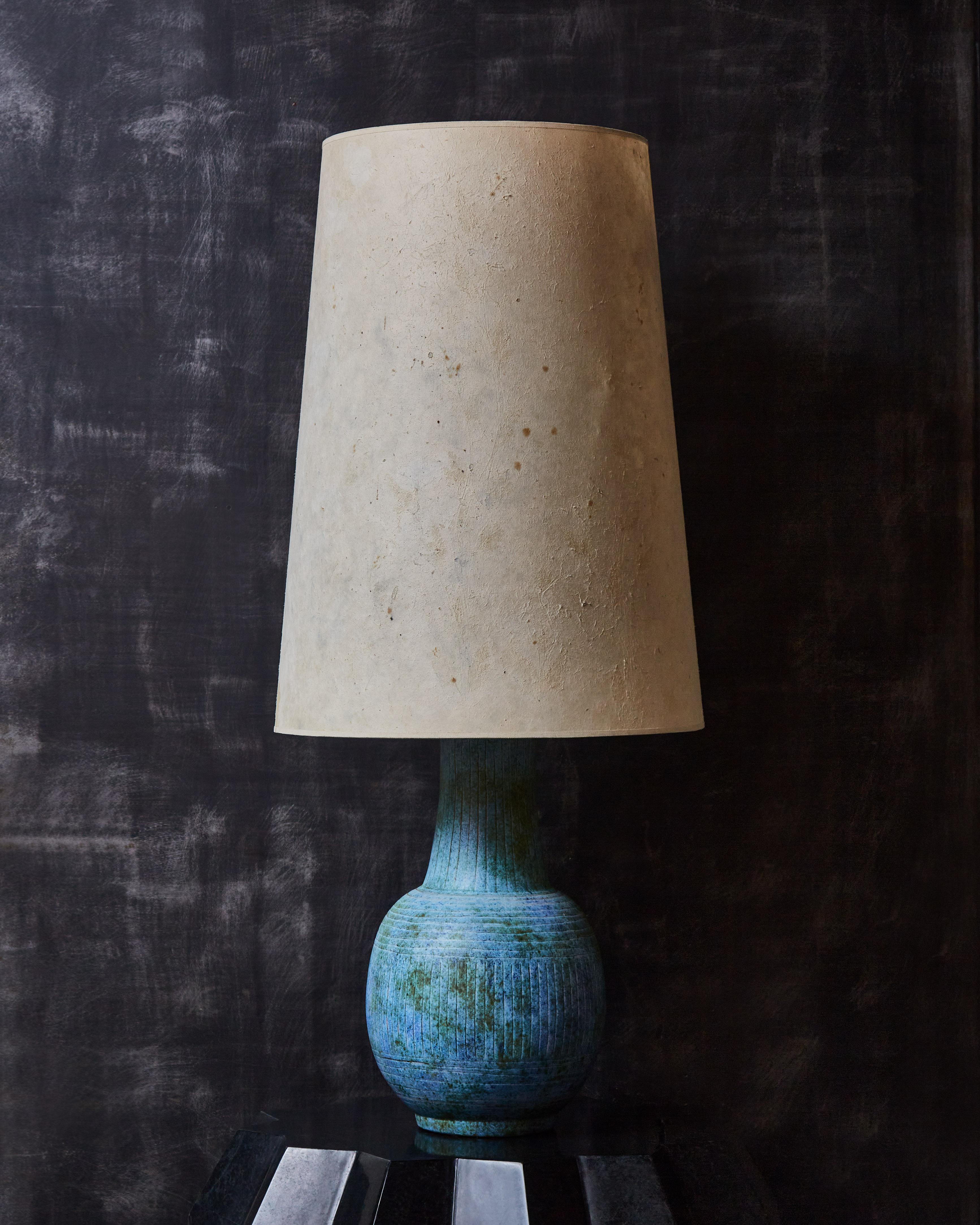 Single table lamp made of blue ceramic with engraved decors. Original imposing shade from the 1970s.