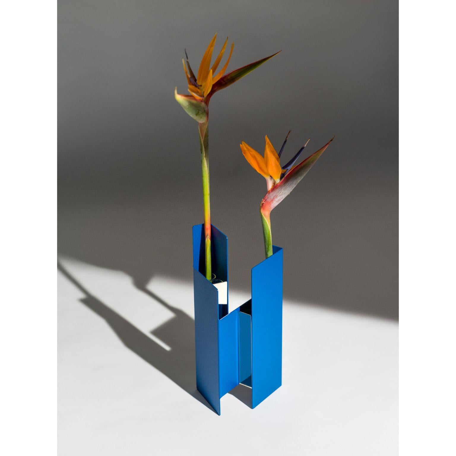 Blue Fugit vase by Mason Editions
Design: Matteo Fiorini
Dimensions: 12 × 15 × 34 cm
Materials: Iron and Pirex glass

Fugit vase consists of a metal sheet that seems to turn and close around itself, generating an alternation of fullness and