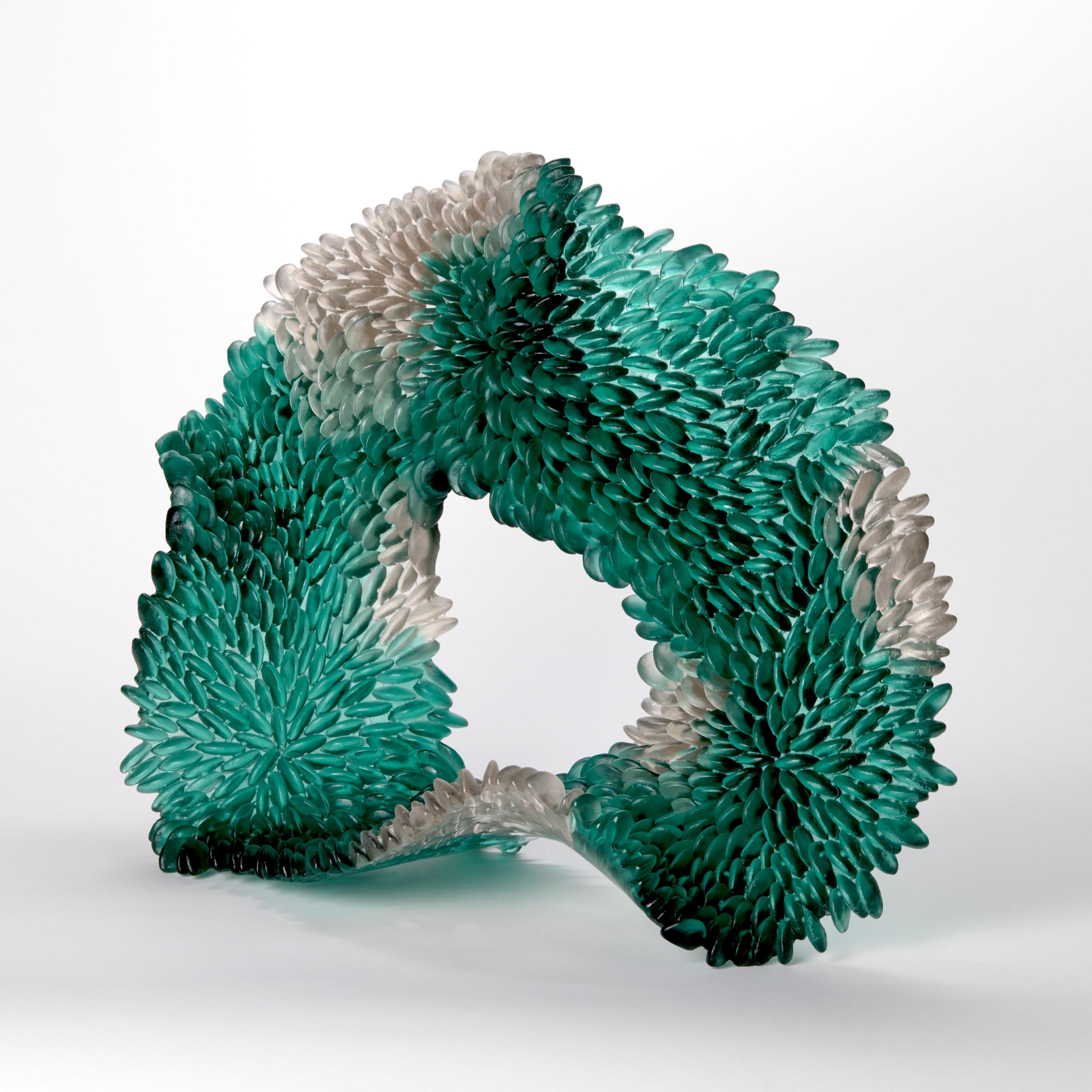 Organico moderno Blue Fungi, una scultura in vetro trasparente e verde scuro di Nina Casson McGarva in vendita