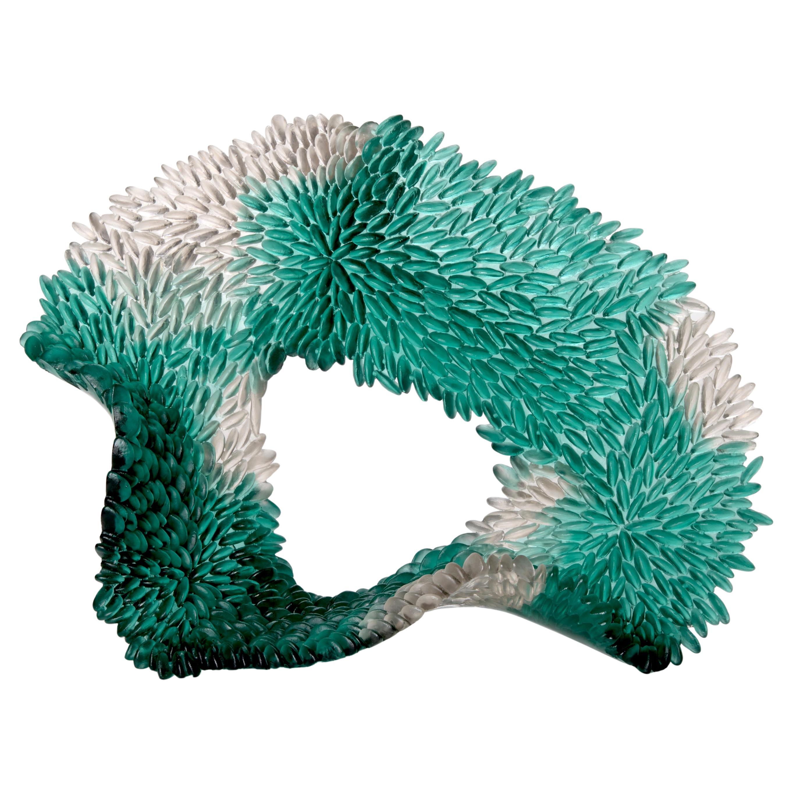 Blue Fungi, una scultura in vetro trasparente e verde scuro di Nina Casson McGarva