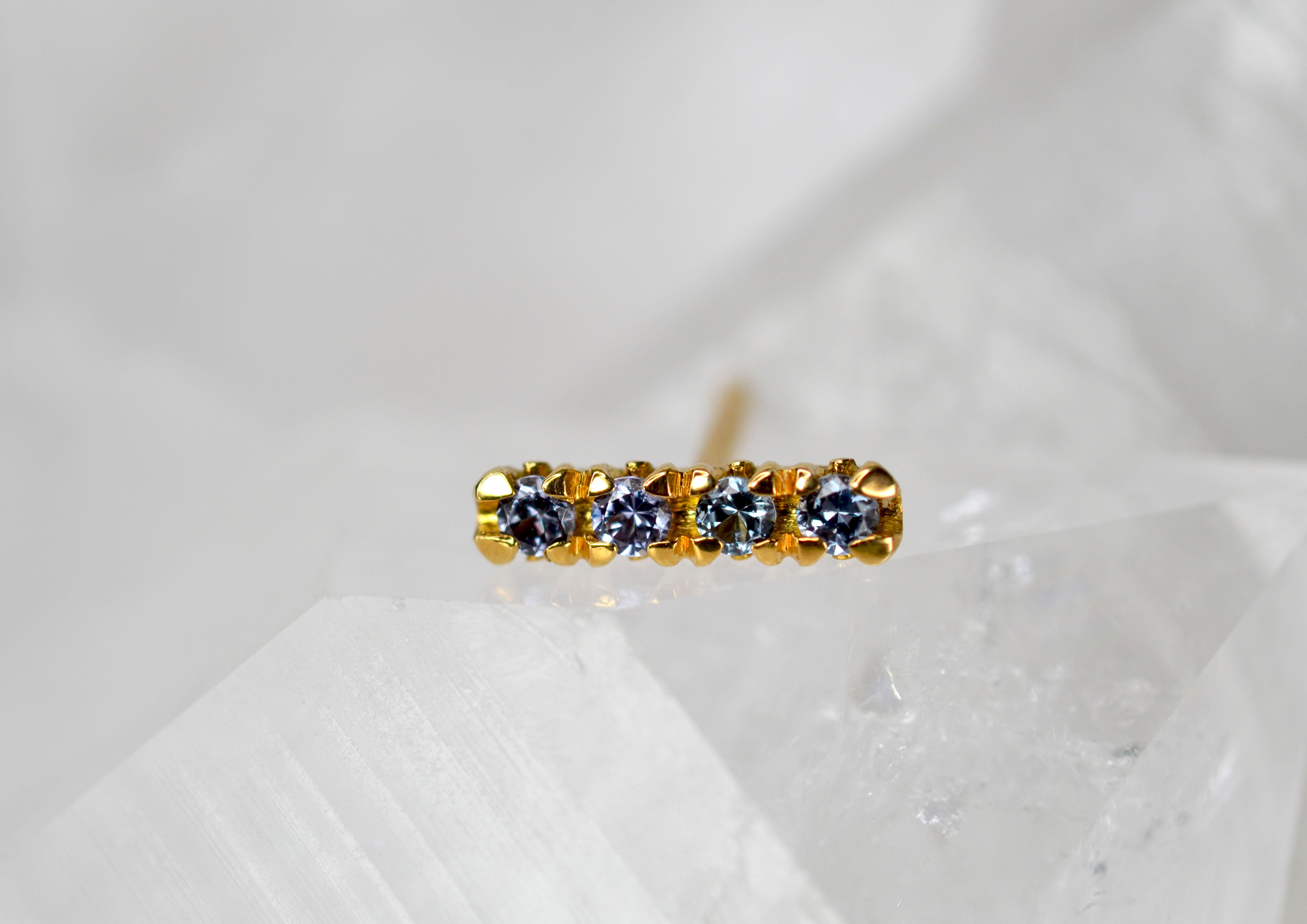 Round Cut Blue Garnet Earring Stud in 18 Karat Yellow Gold For Sale