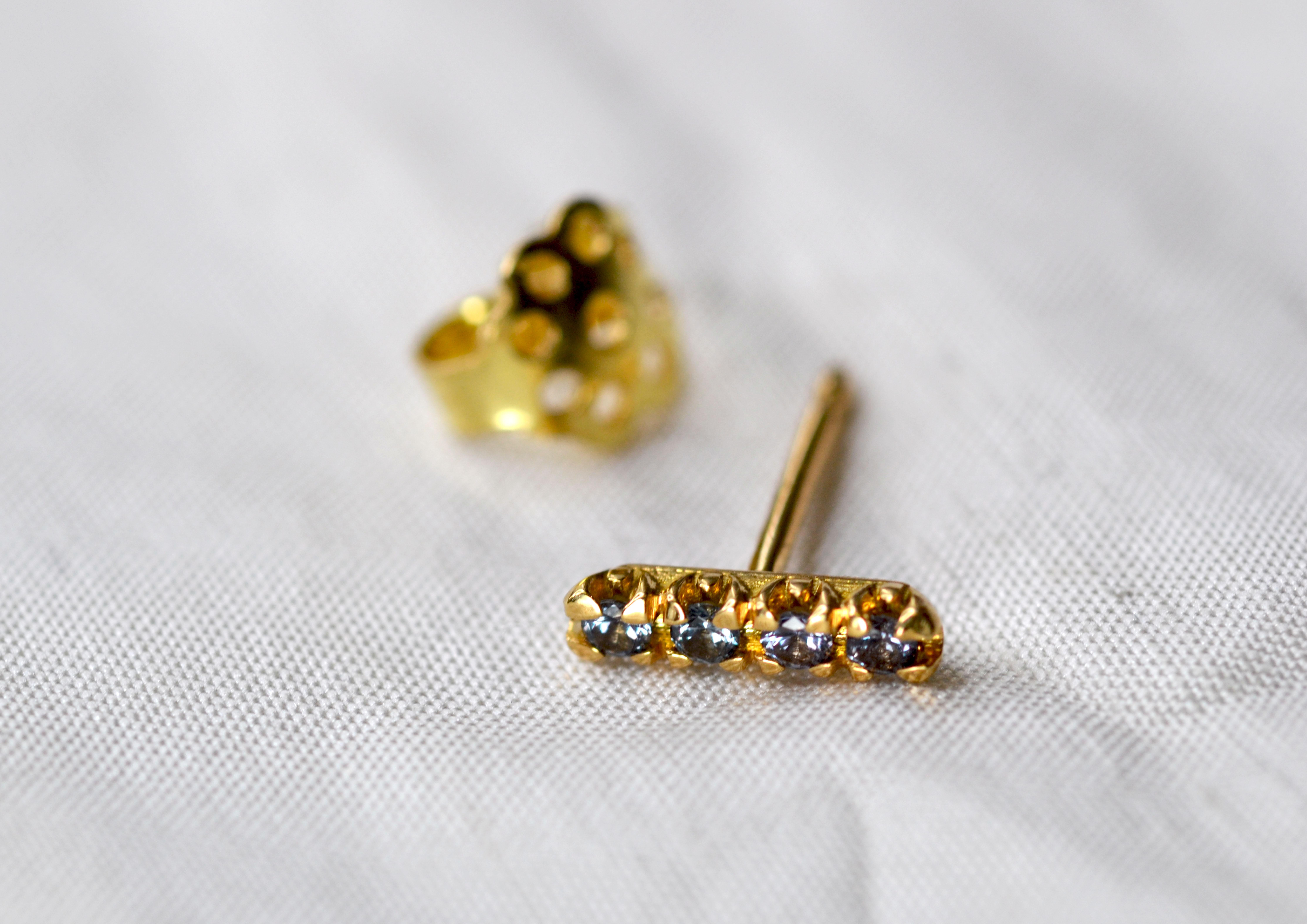 Women's or Men's Blue Garnet Earring Stud in 18 Karat Yellow Gold For Sale