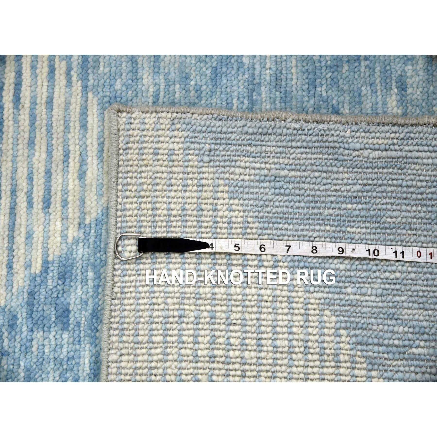 Blauer Geometrischer Art Deco Collection Weicher Wollflor Handgeknüpfter Orientteppich im Angebot 4