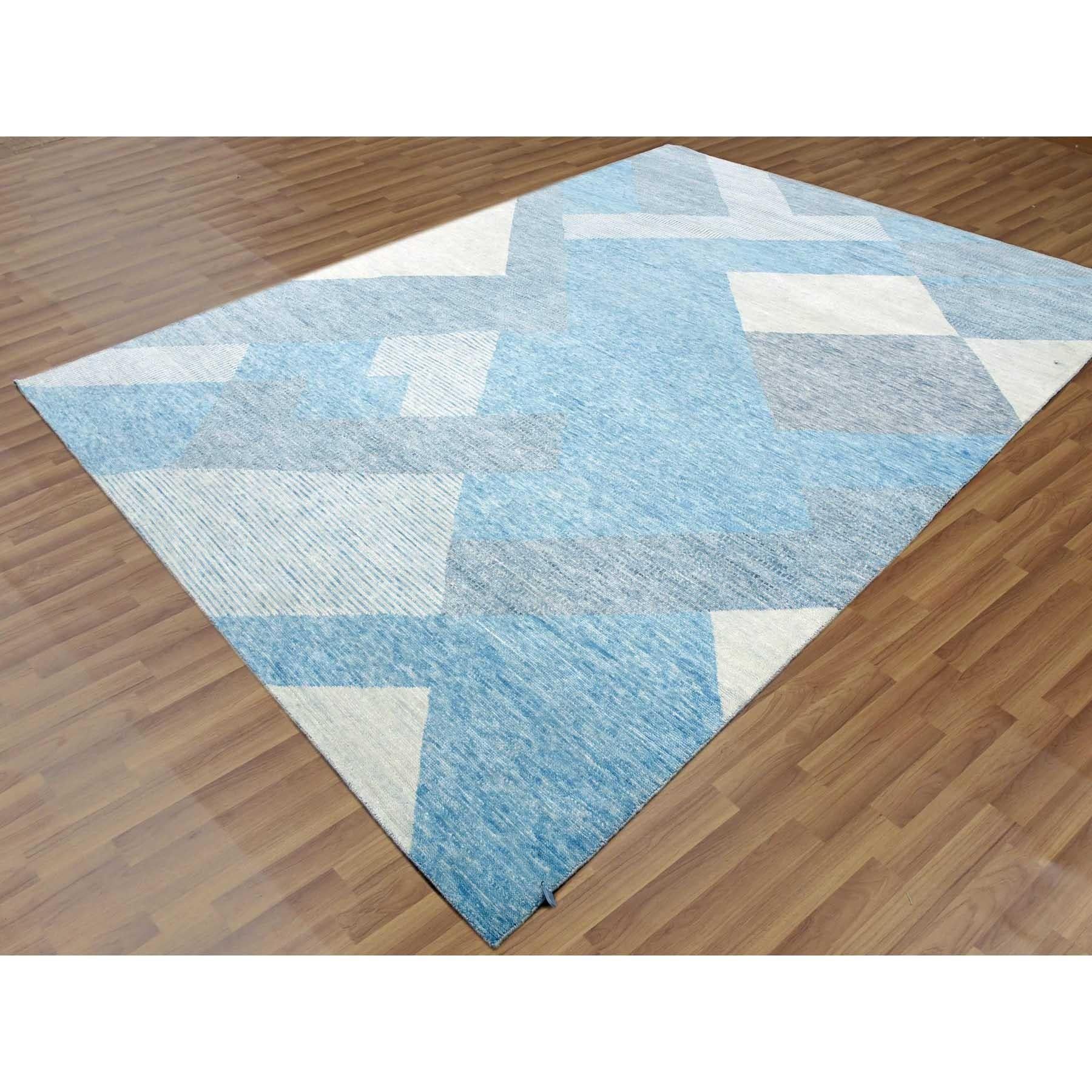 Blauer Geometrischer Art Deco Collection Weicher Wollflor Handgeknüpfter Orientteppich (Art déco) im Angebot