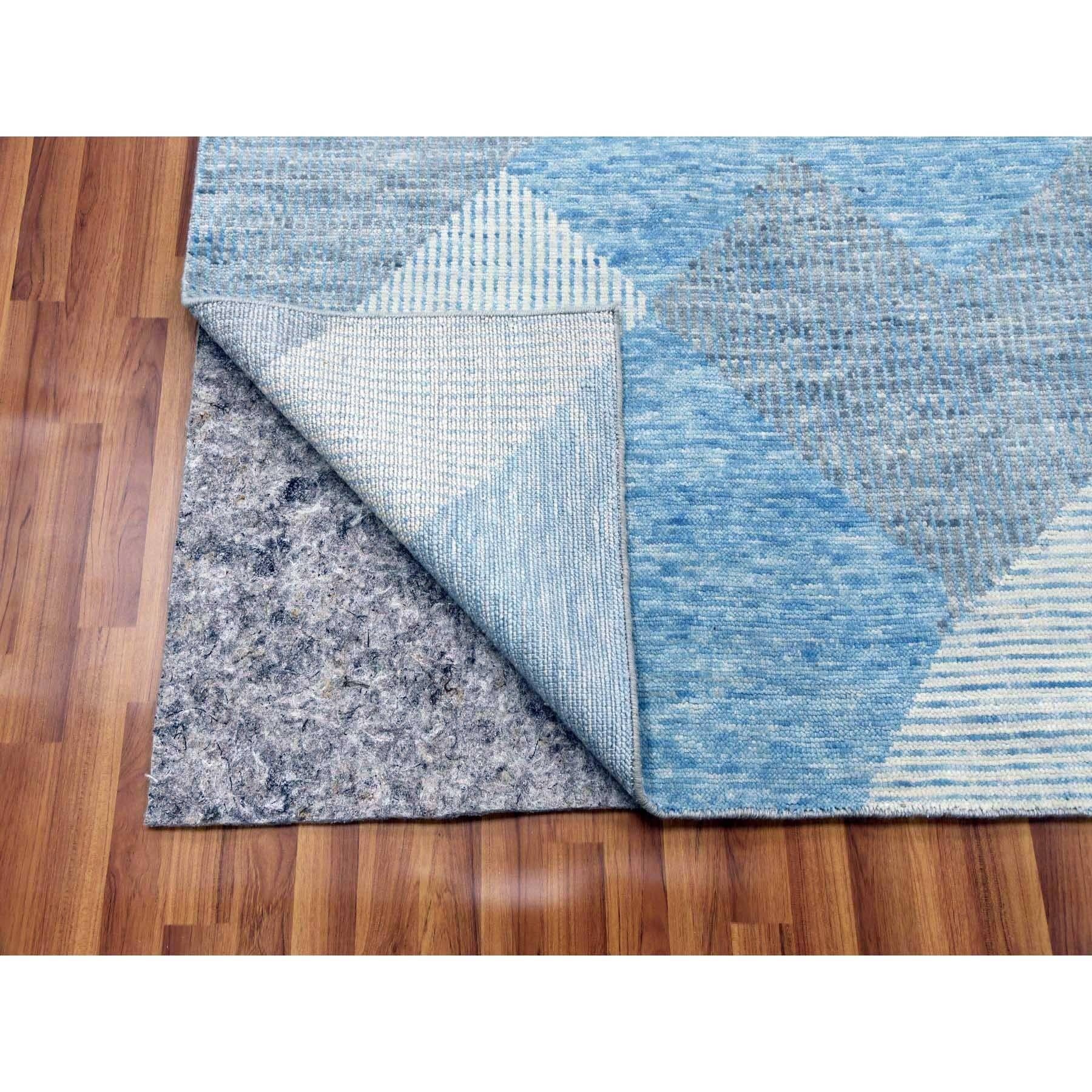 Blauer Geometrischer Art Deco Collection Weicher Wollflor Handgeknüpfter Orientteppich (Indisch) im Angebot