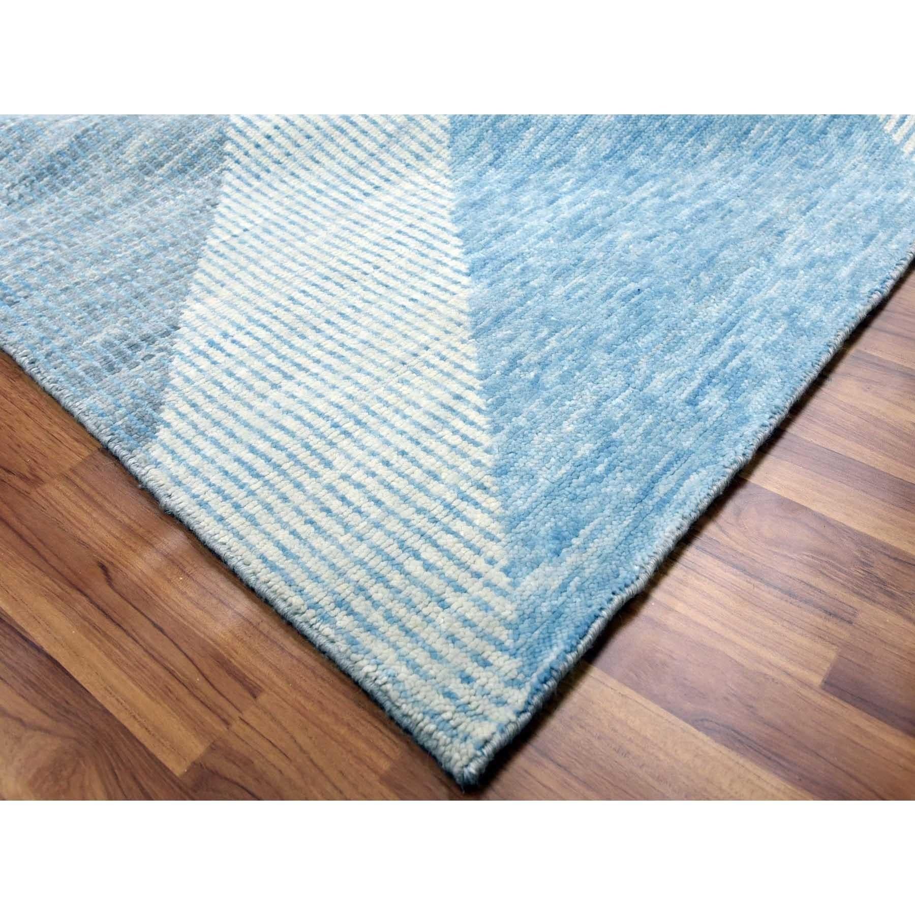 Blauer Geometrischer Art Deco Collection Weicher Wollflor Handgeknüpfter Orientteppich (21. Jahrhundert und zeitgenössisch) im Angebot