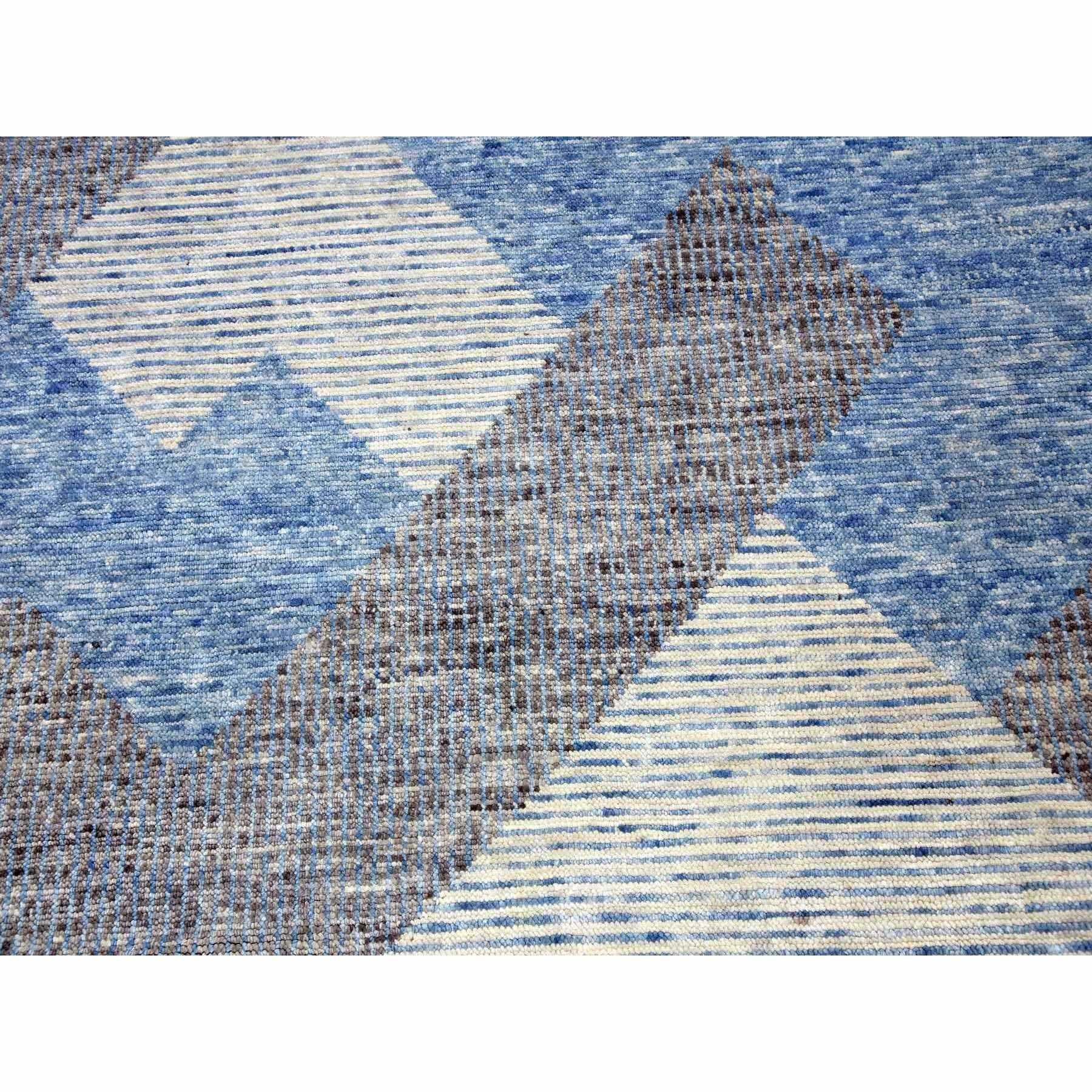 Blauer Geometrischer Art Deco Collection Weicher Wollflor Handgeknüpfter Orientteppich im Angebot 1