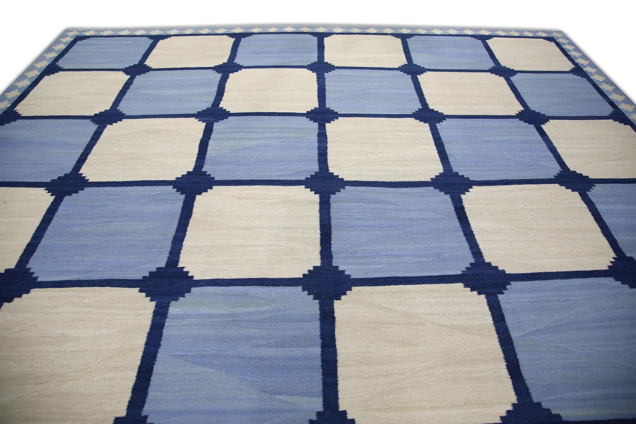 Blauer geometrischer karierter handgefertigter Woll-Kelim-Teppich in Blau 12'5