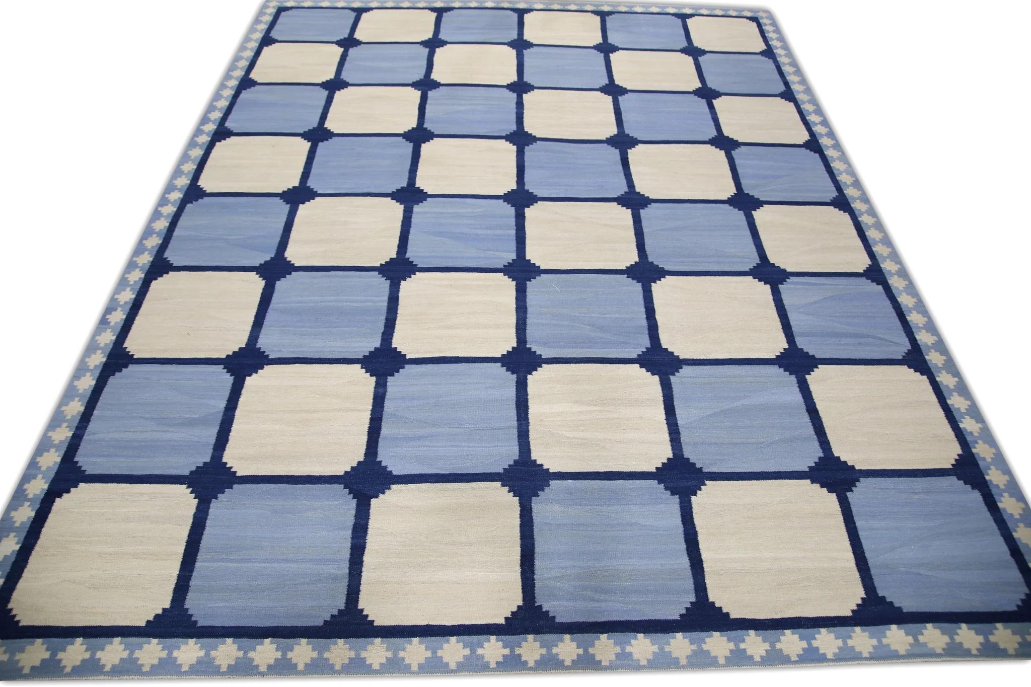 Blauer geometrischer karierter handgefertigter Woll-Kelim-Teppich in Blau 12'5
