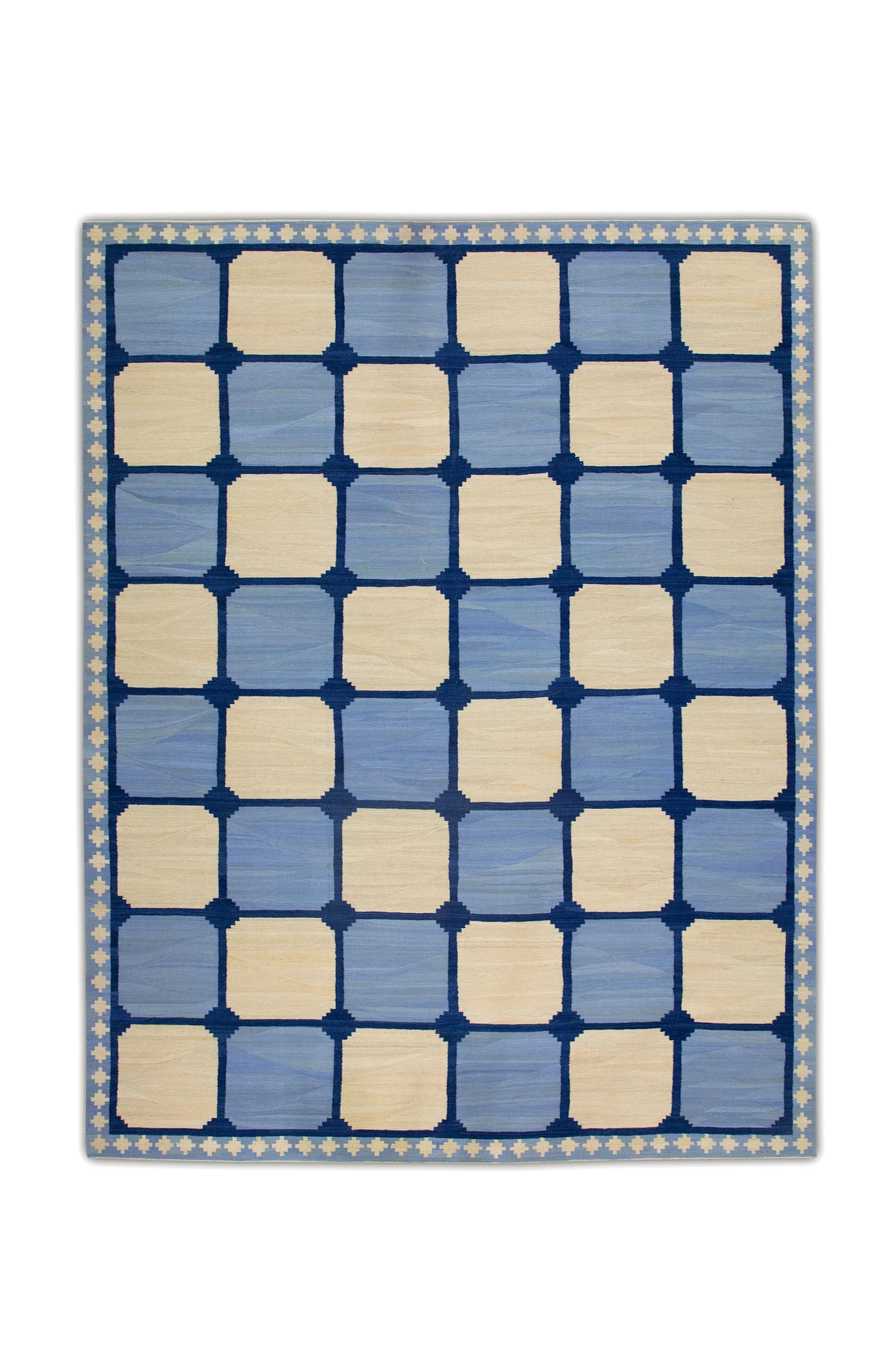 Blauer geometrischer karierter handgefertigter Woll-Kelim-Teppich in Blau 12'5