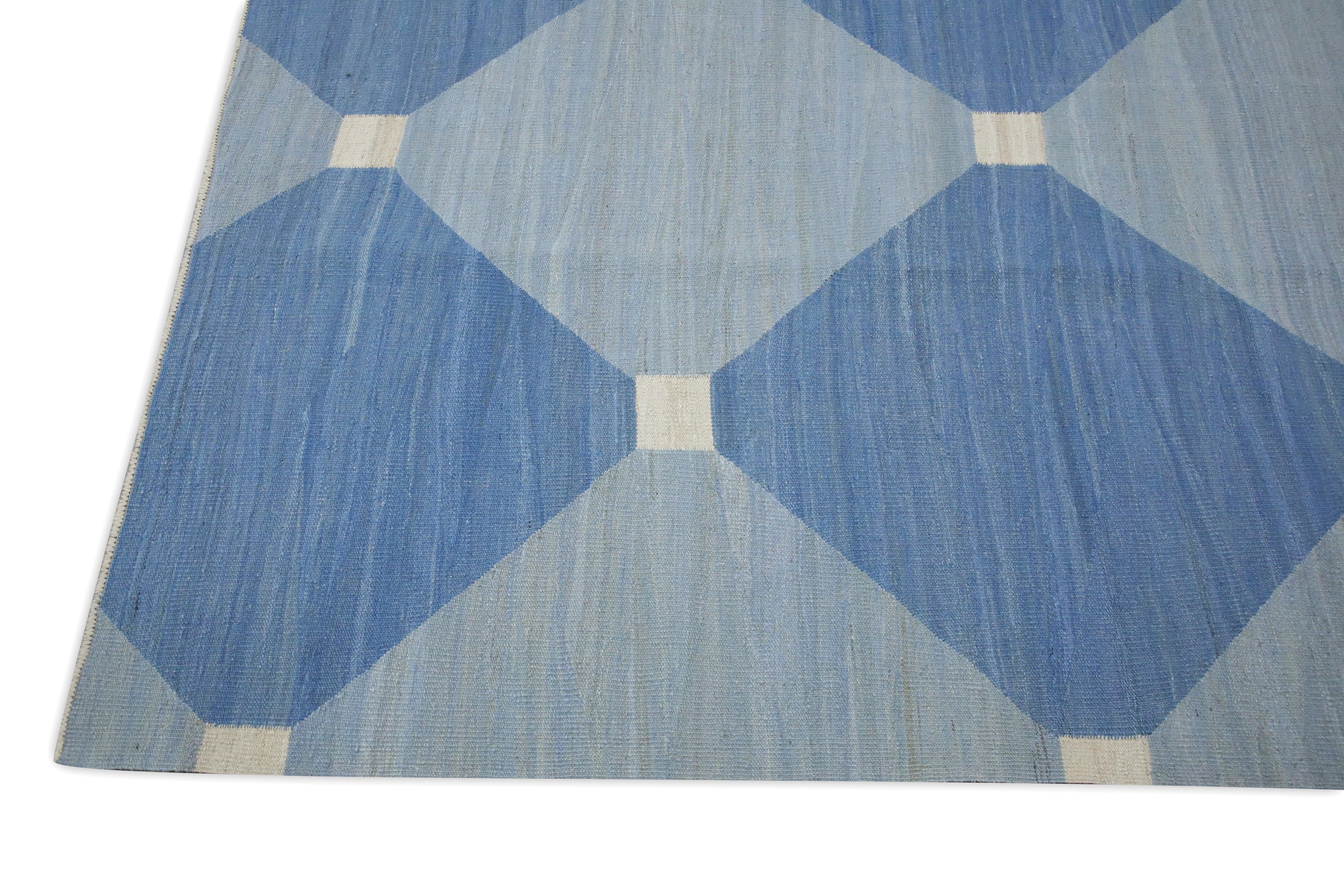 Blauer handgefertigter Flachgewebe-Wollteppich in geometrischem Design 9'1
