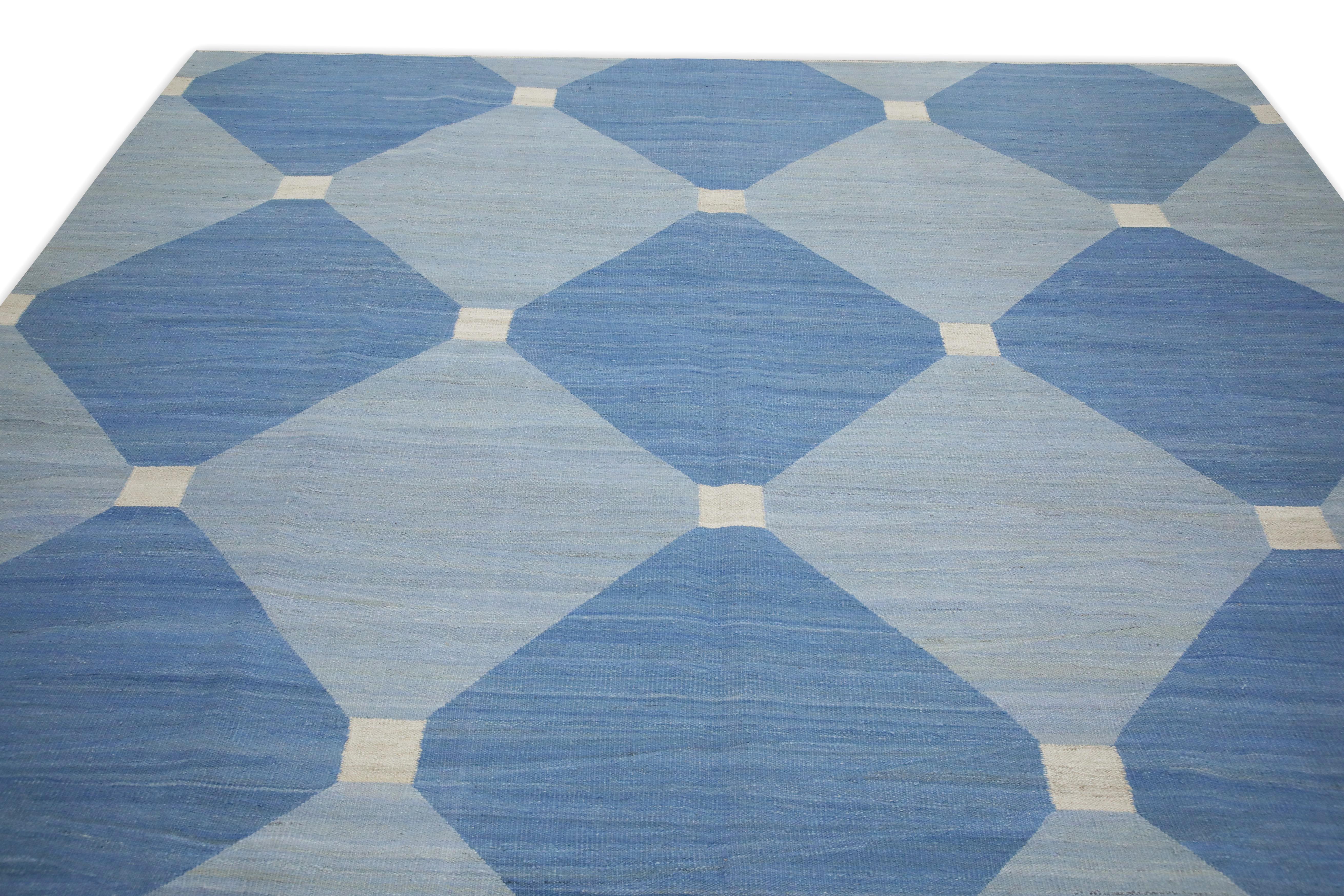 Blauer handgefertigter Flachgewebe-Wollteppich in geometrischem Design 9'1