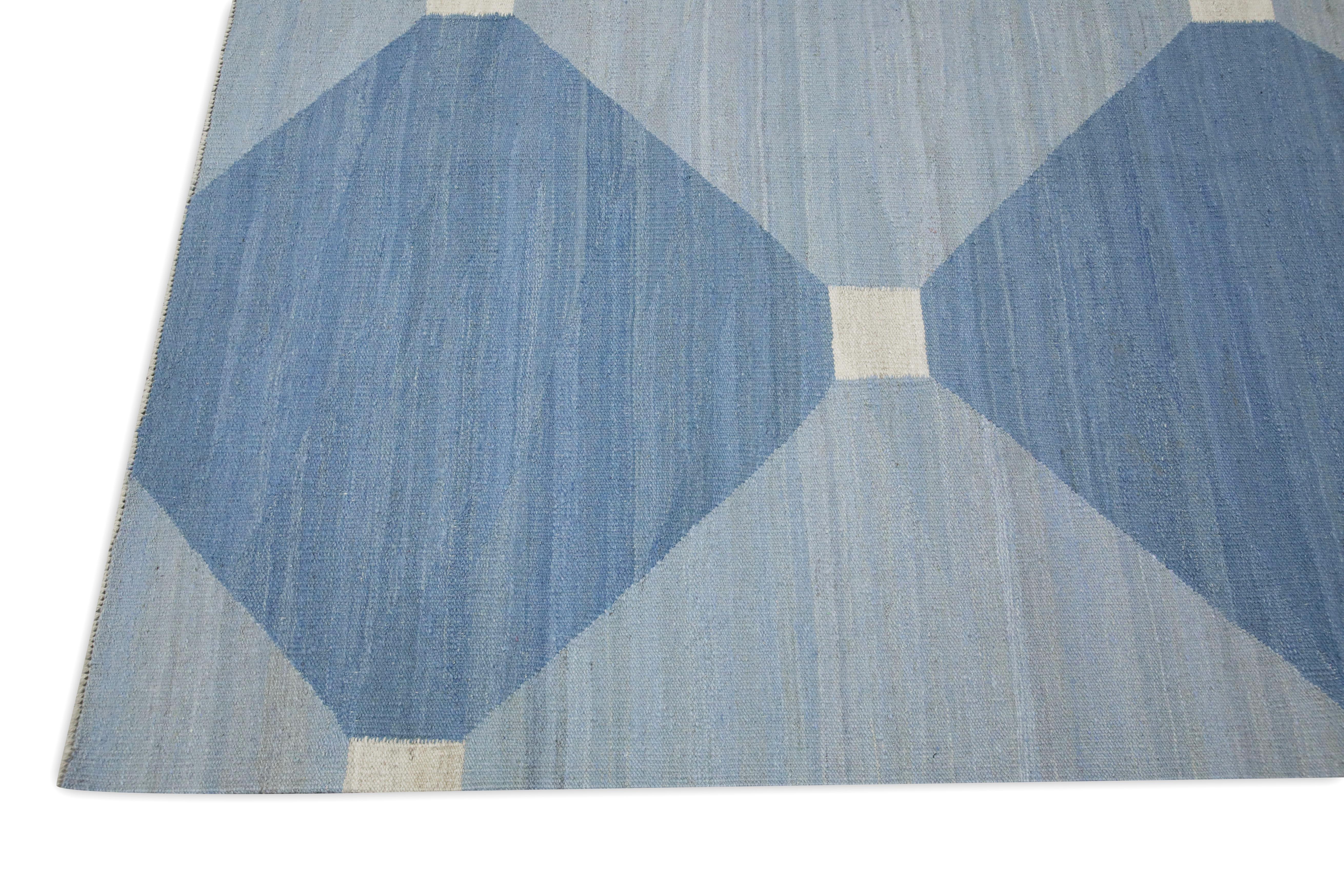 Blauer handgefertigter Flachgewebe-Wollteppich in geometrischem Design 9'4