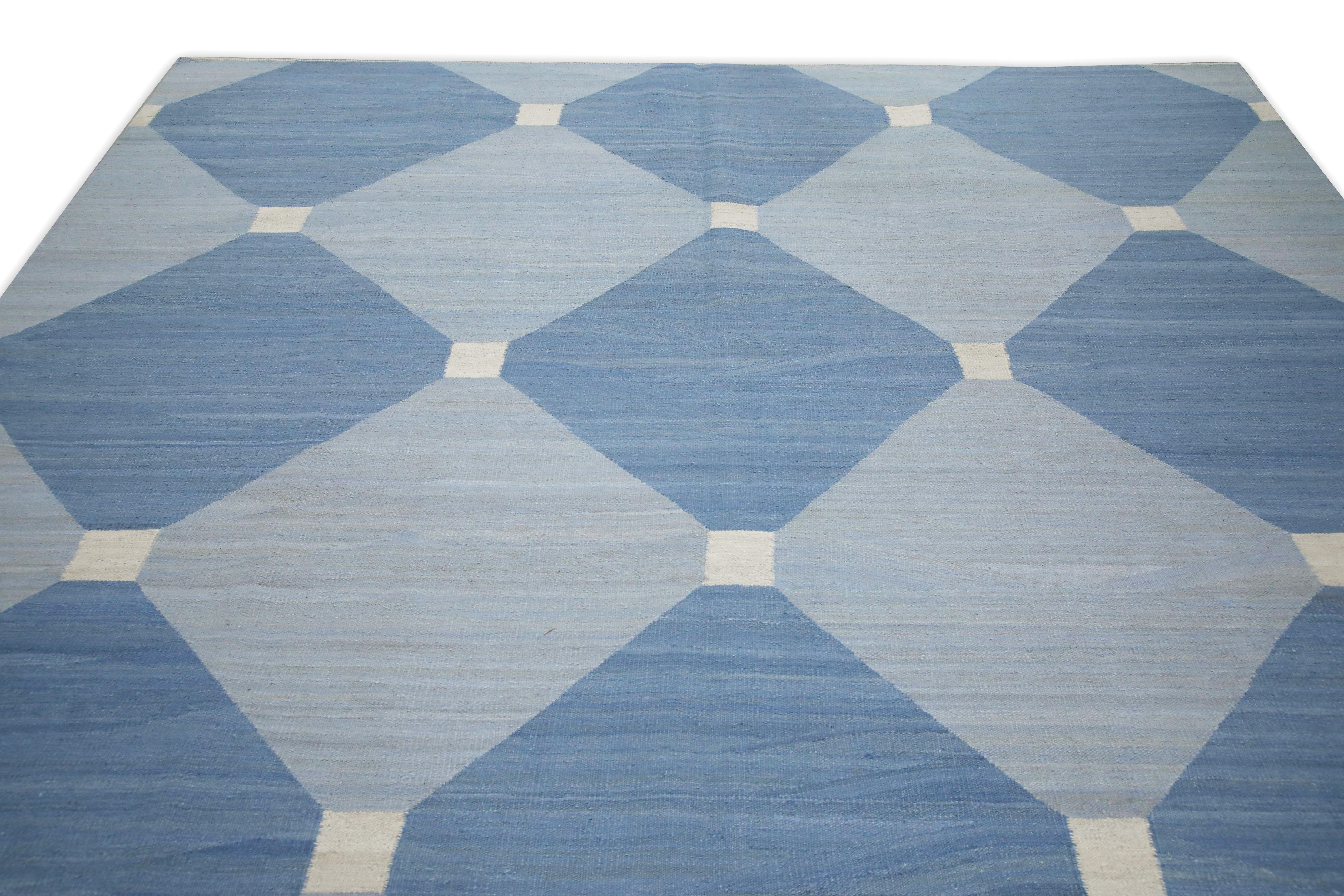 Blauer handgefertigter Flachgewebe-Wollteppich in geometrischem Design 9'4