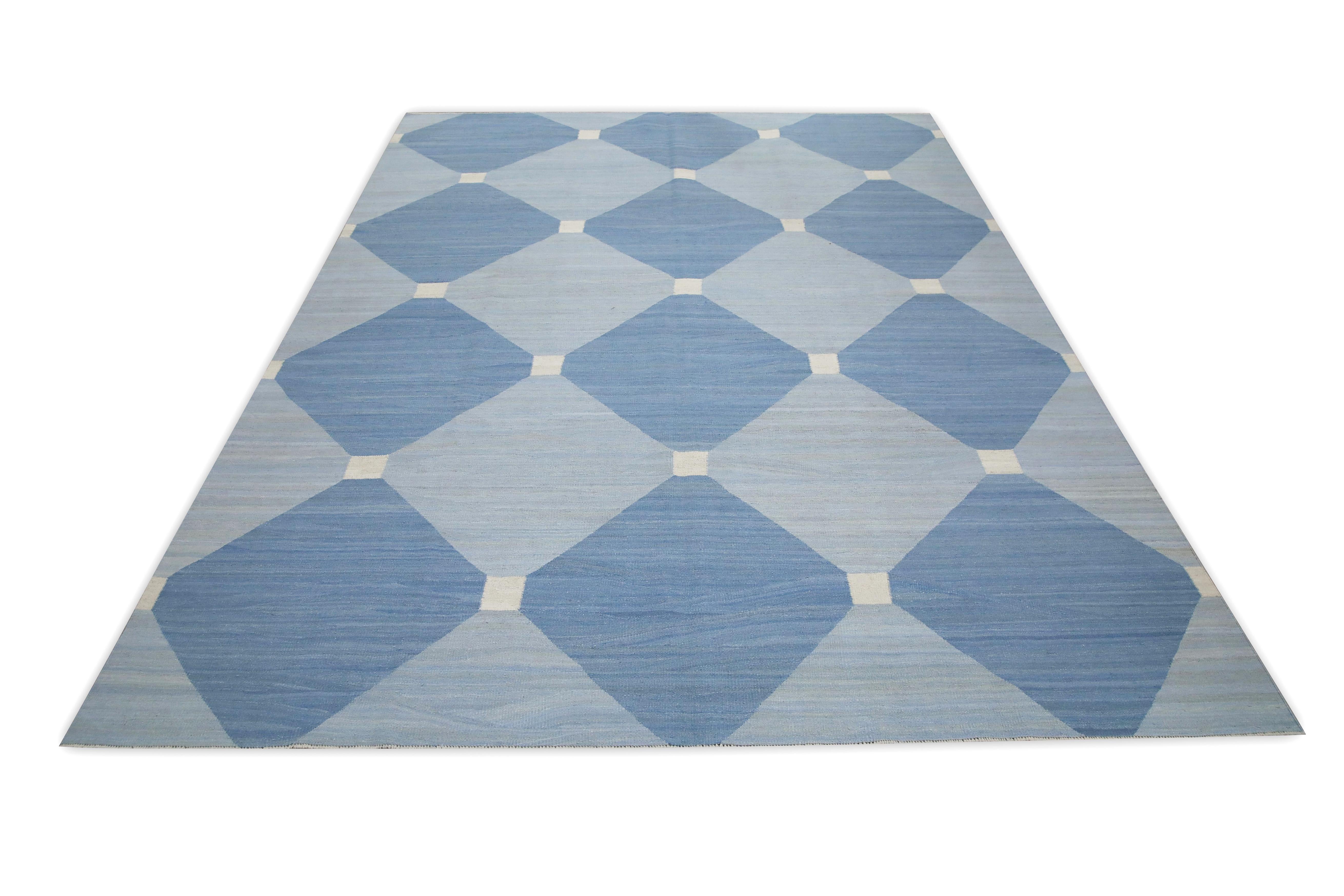 Blauer handgefertigter Flachgewebe-Wollteppich in geometrischem Design 9'4