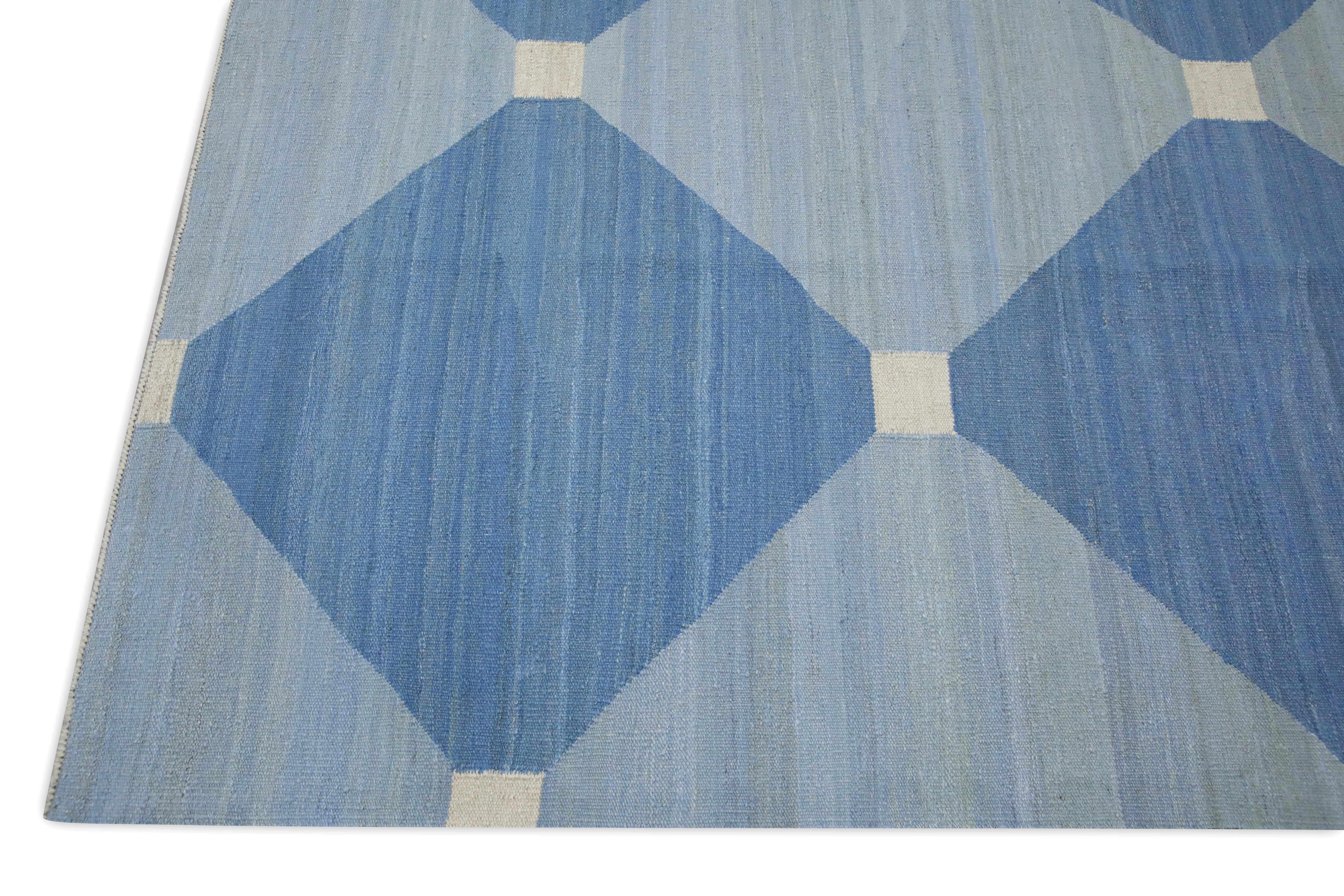 Blauer handgefertigter Flachgewebe-Wollteppich in geometrischem Design 9'6