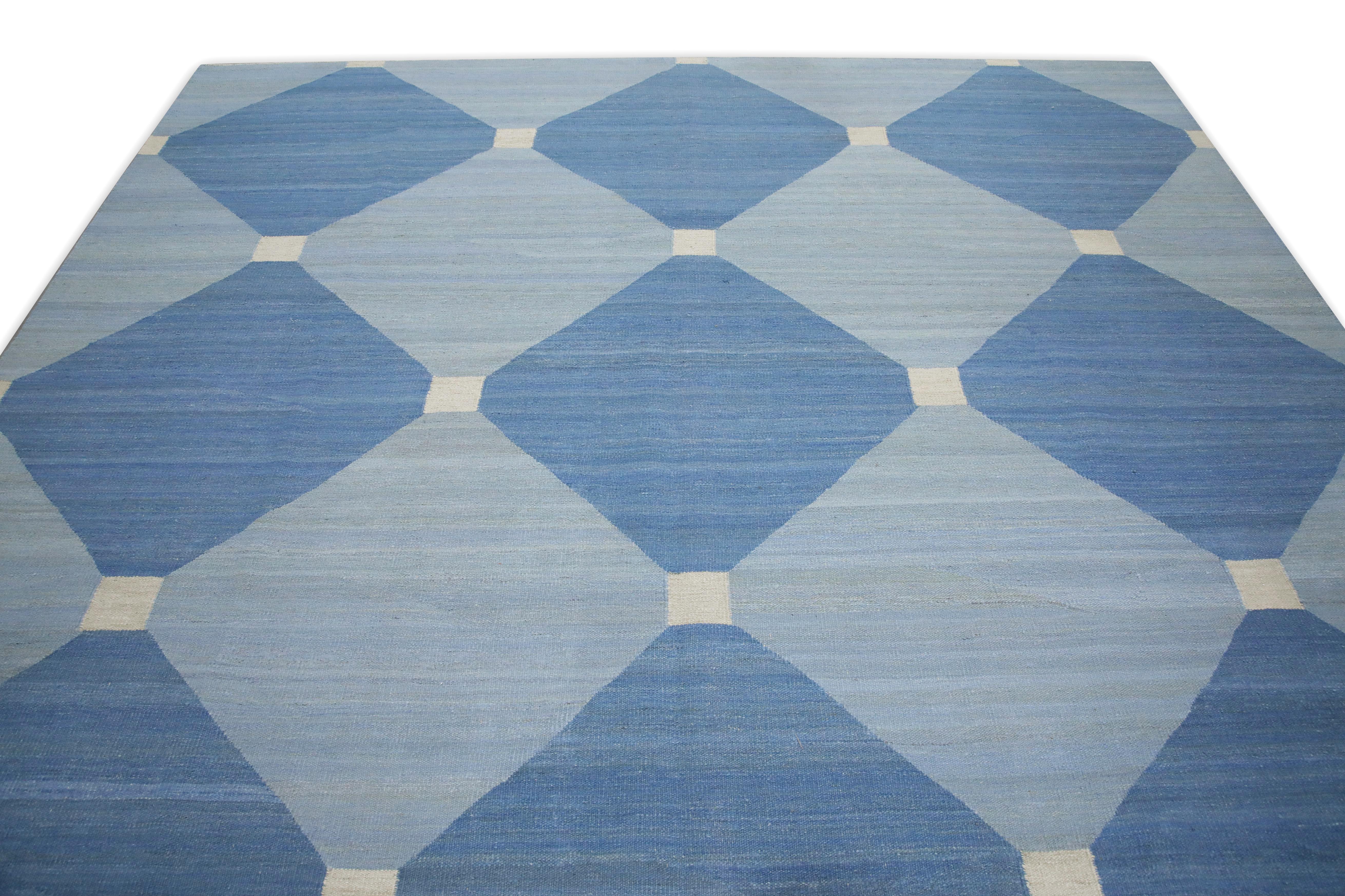 Blauer handgefertigter Flachgewebe-Wollteppich in geometrischem Design 9'6