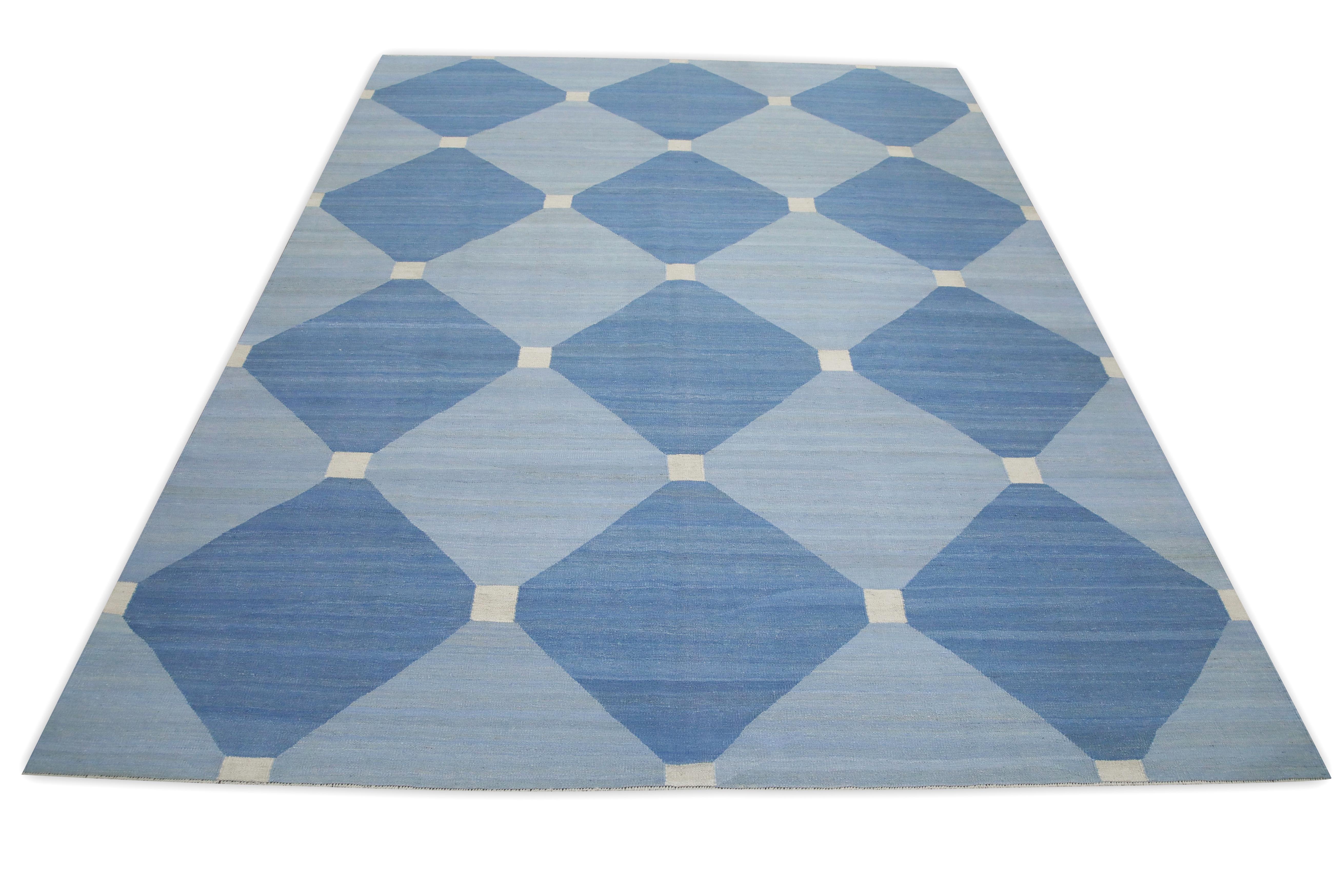 Blauer handgefertigter Flachgewebe-Wollteppich in geometrischem Design 9'6