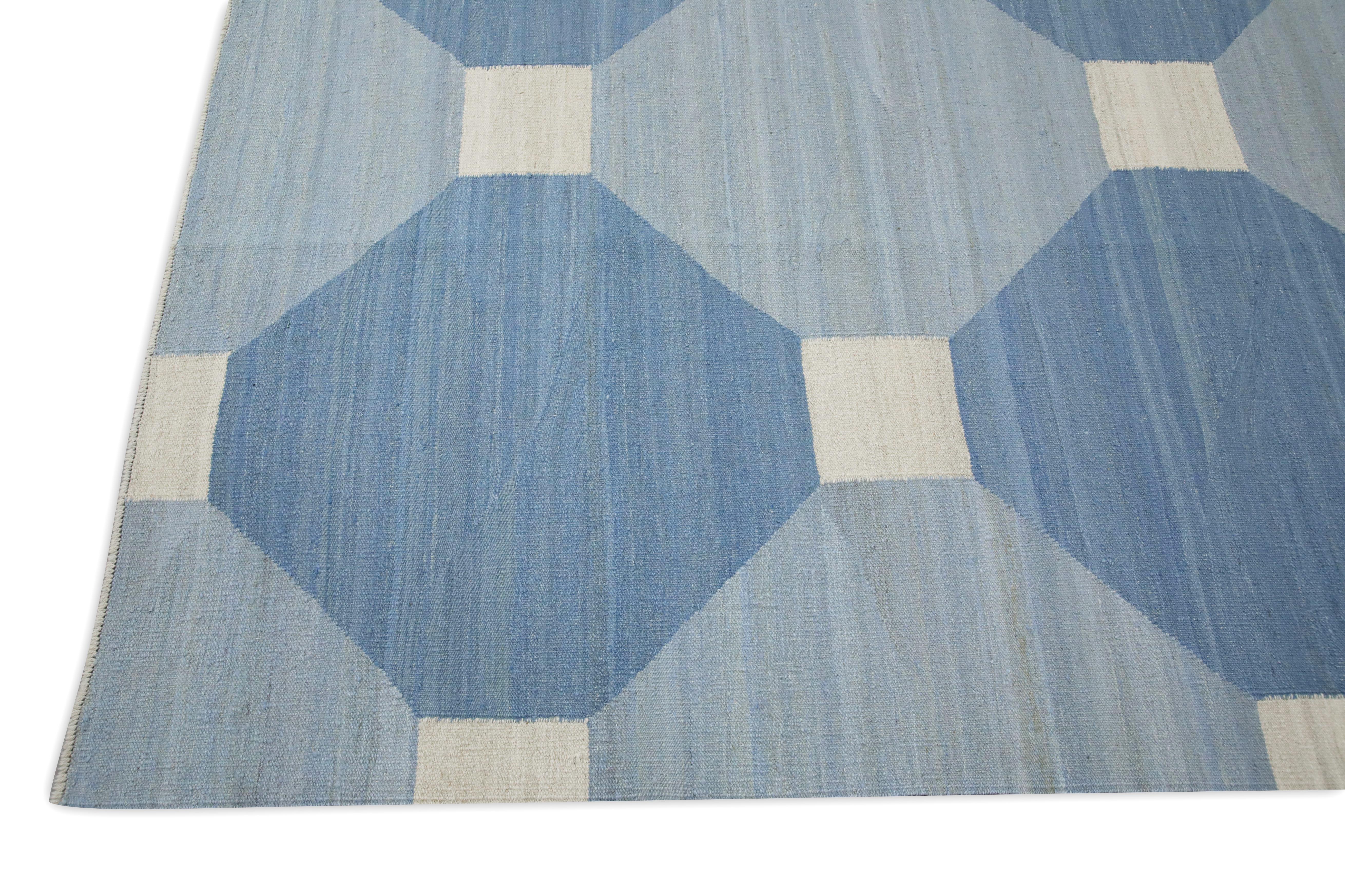 Blauer handgefertigter Flachgewebe-Wollteppich in geometrischem Design 9'8